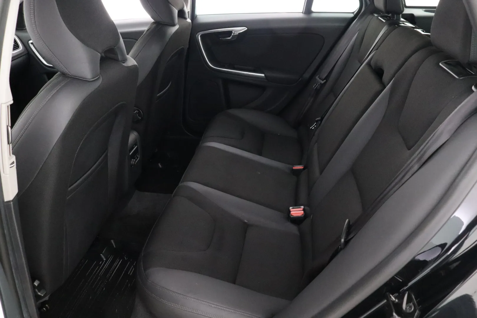 VOLVO V60 FNM-942 carousel image