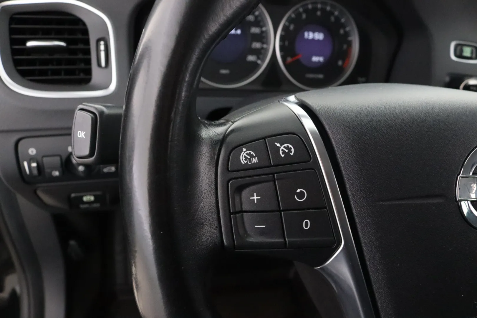 VOLVO V60 FNM-942 carousel image