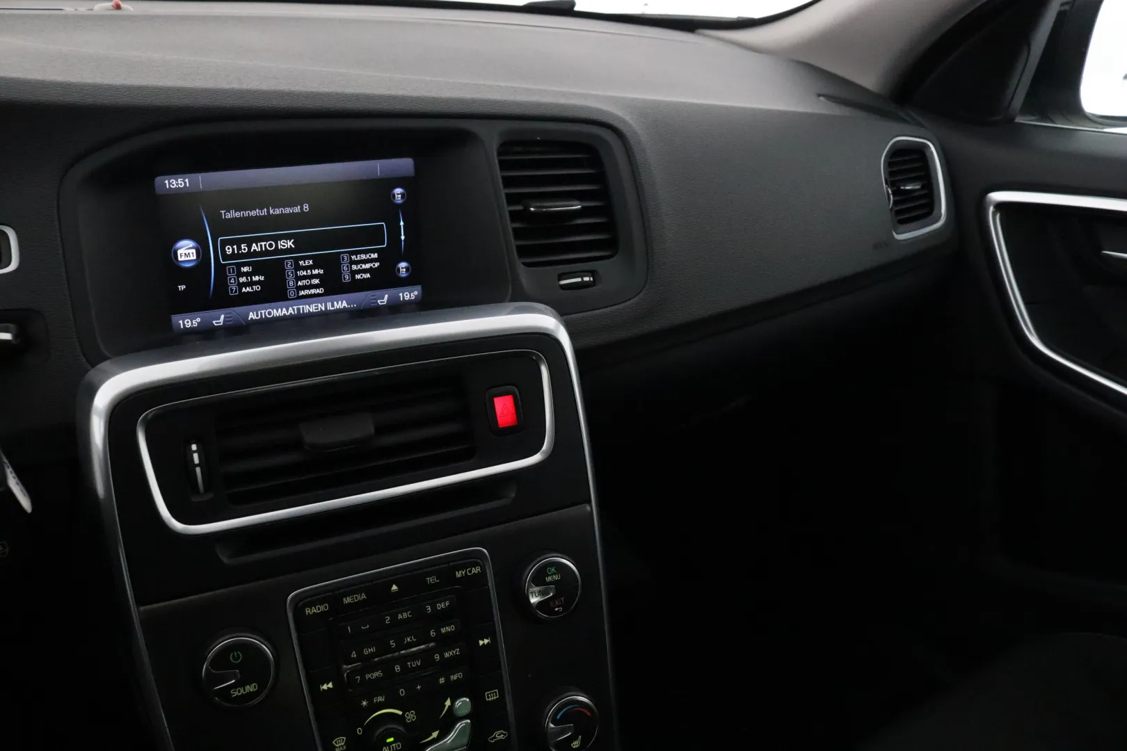 VOLVO V60 FNM-942 carousel image