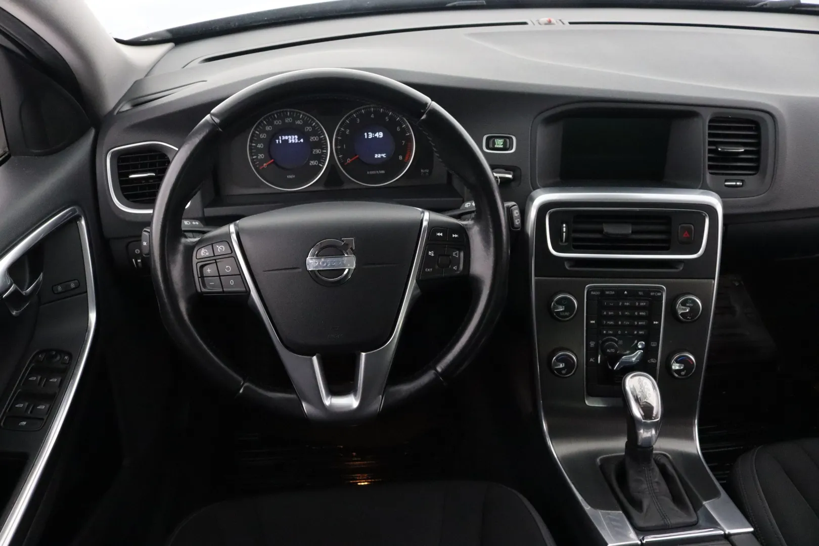 VOLVO V60 FNM-942 carousel image