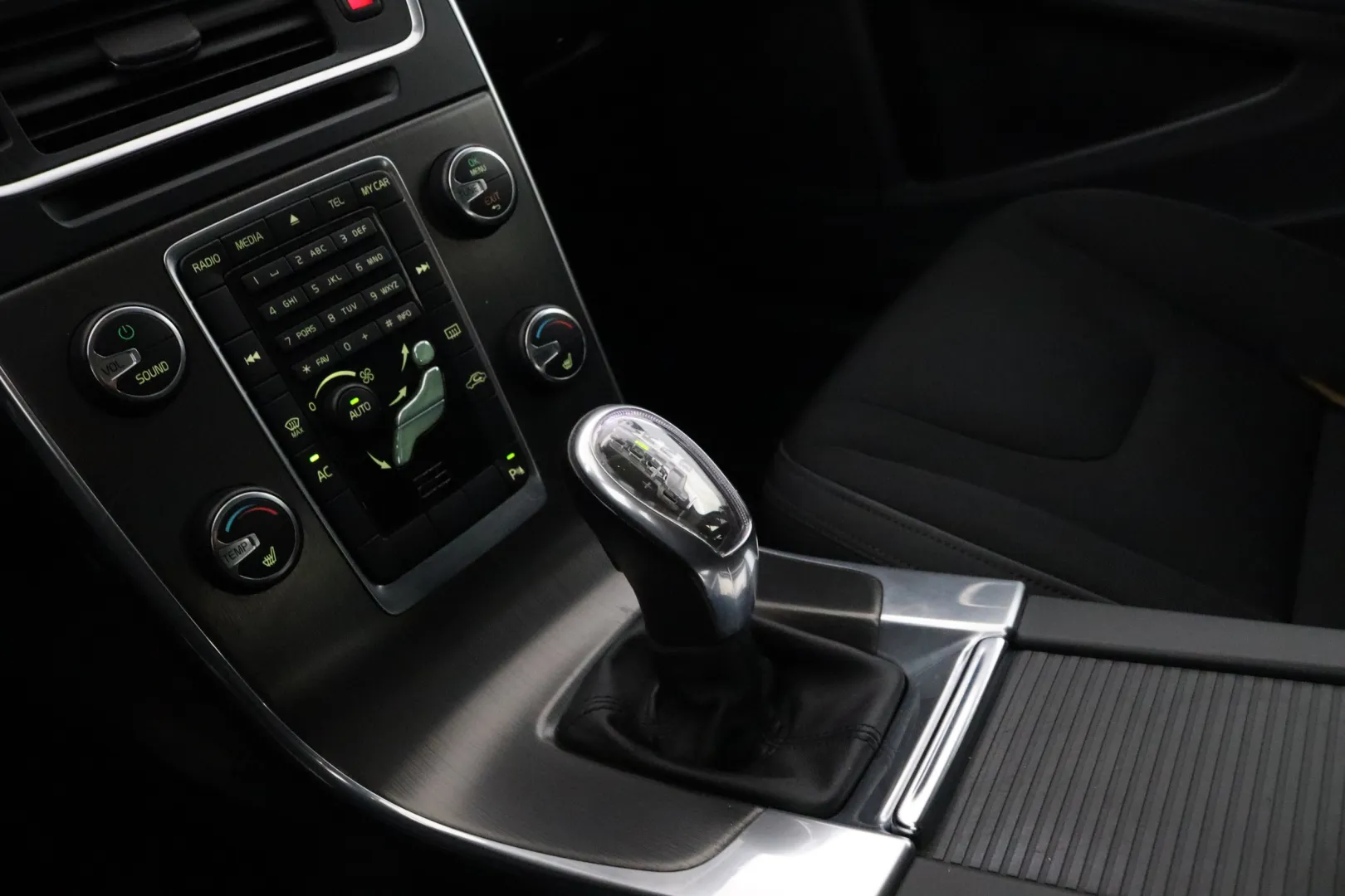 VOLVO V60 FNM-942 carousel image