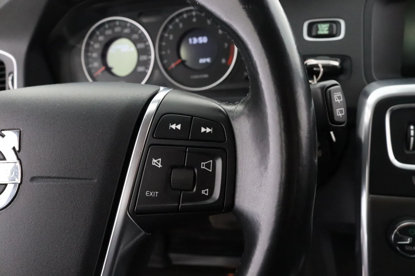 VOLVO V60 FNM-942 carousel image