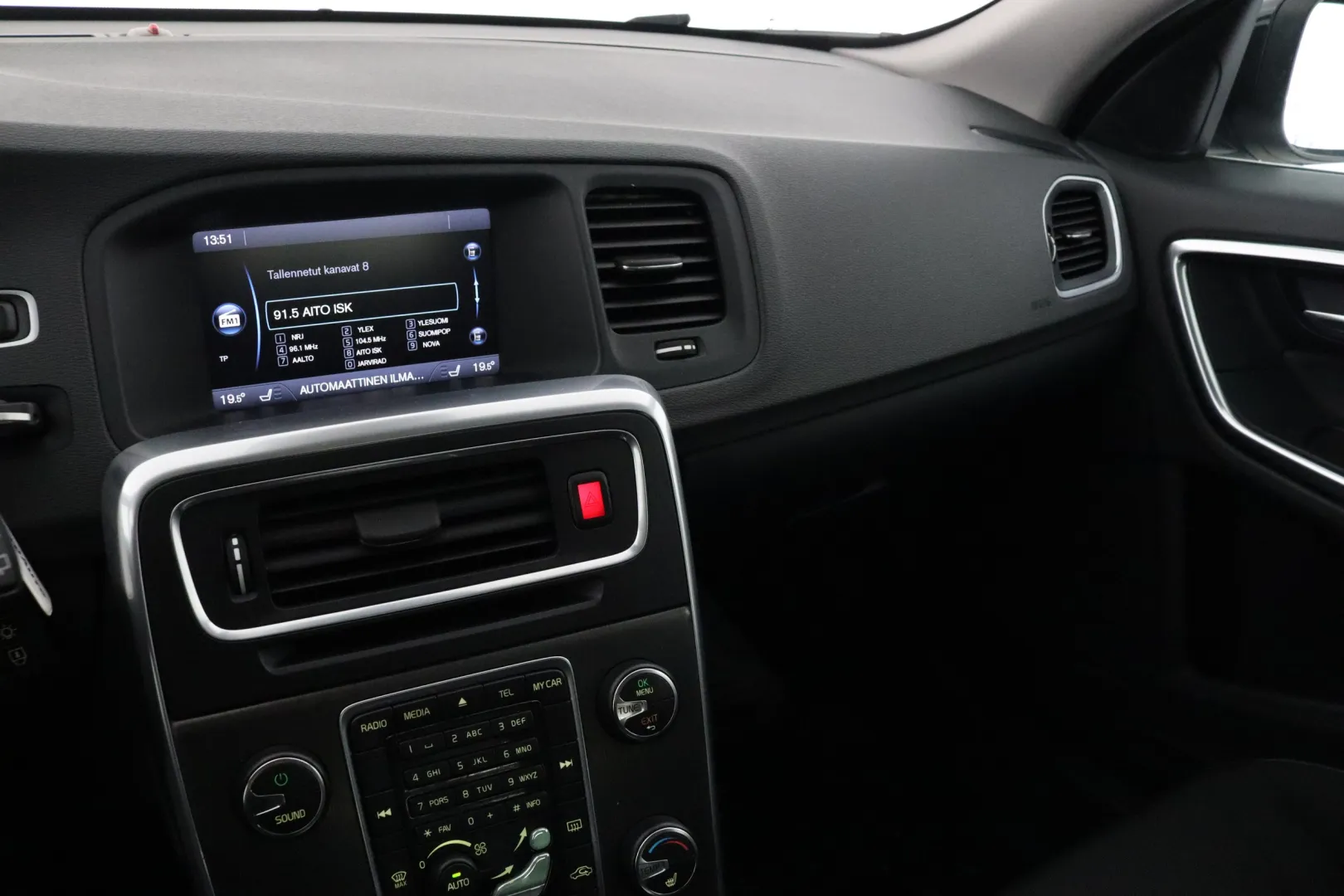 VOLVO V60 FNM-942 carousel image