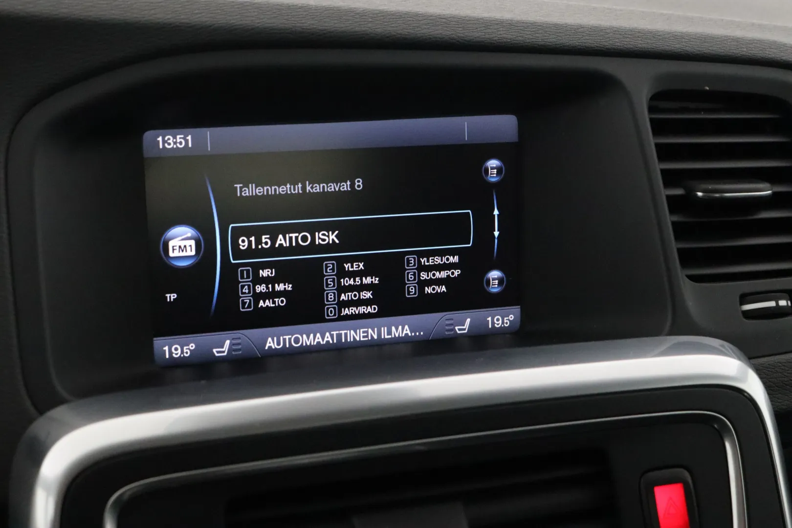 VOLVO V60 FNM-942 carousel image