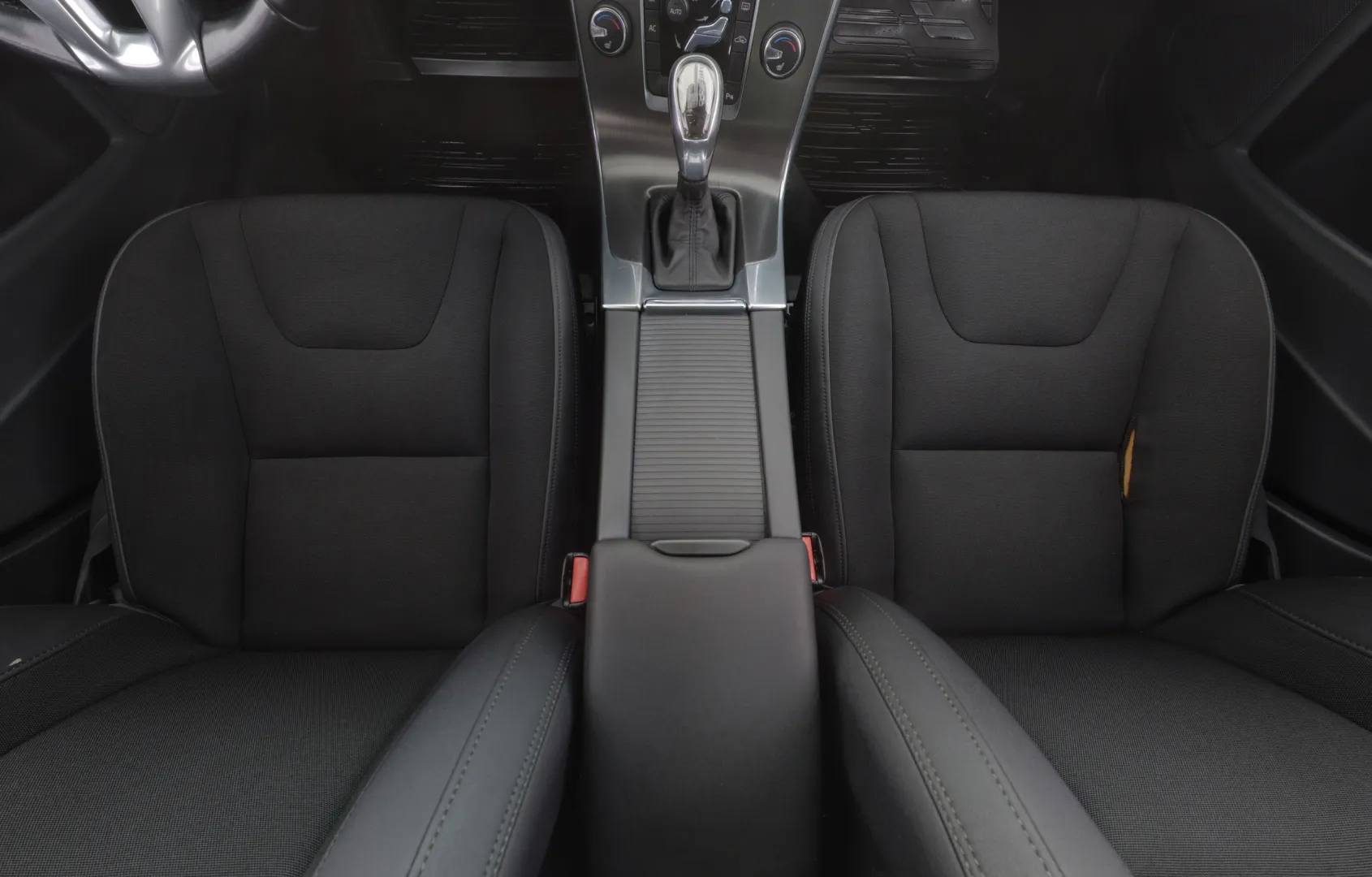 VOLVO V60 FNM-942 carousel image