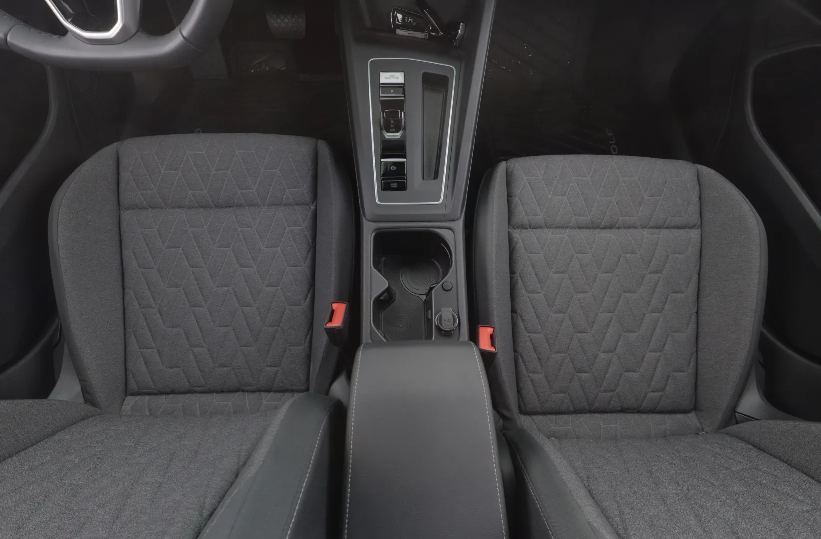 VOLKSWAGEN GOLF GPU-958 carousel image