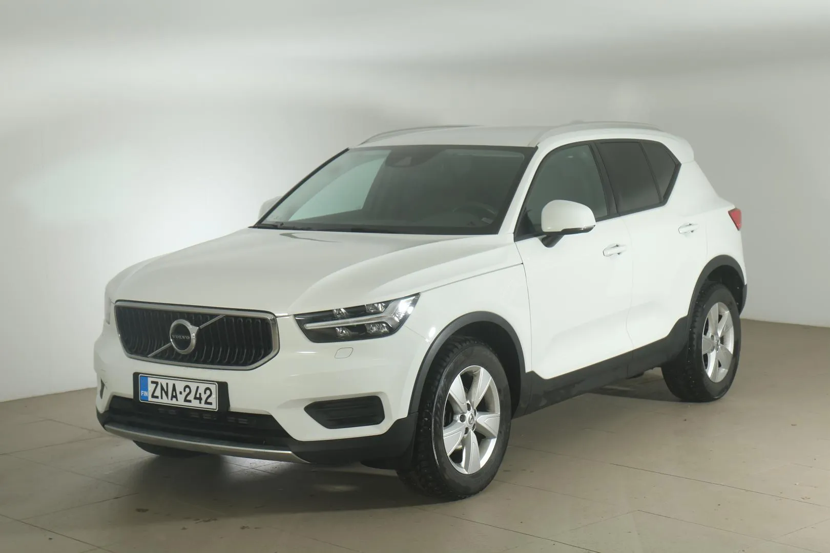 VOLVO XC40 ZNA-242 carousel image