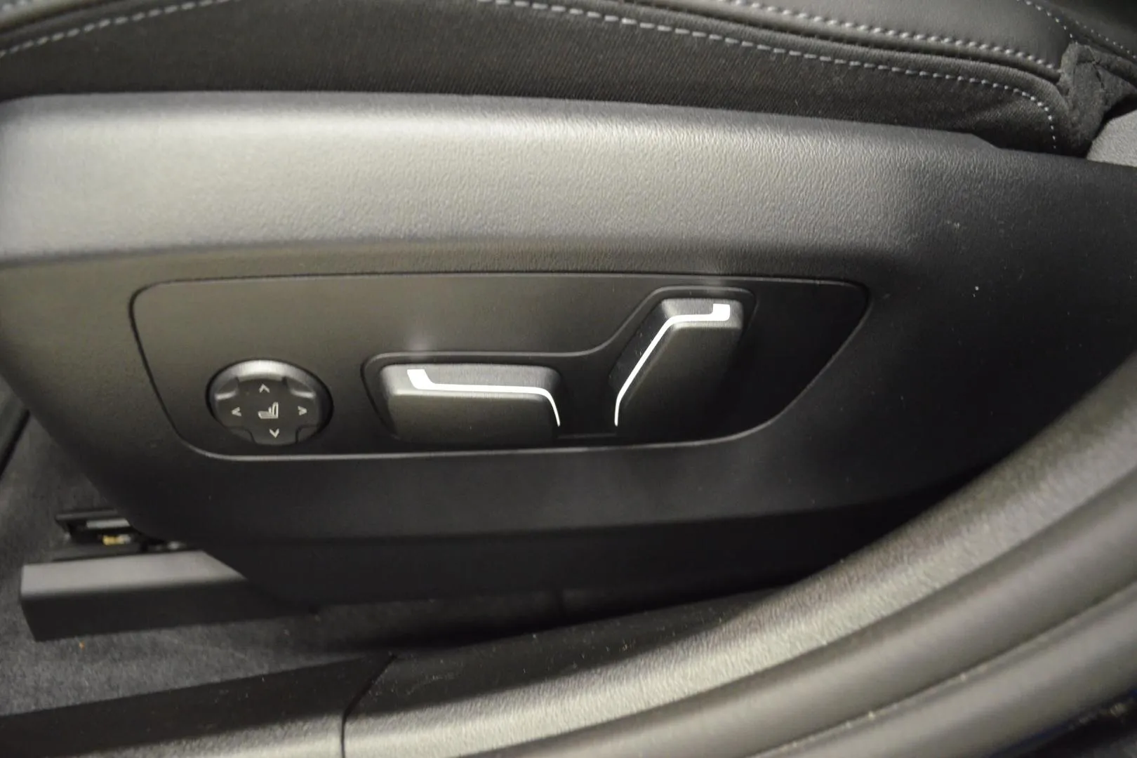 BMW i5 EVE-539 carousel image