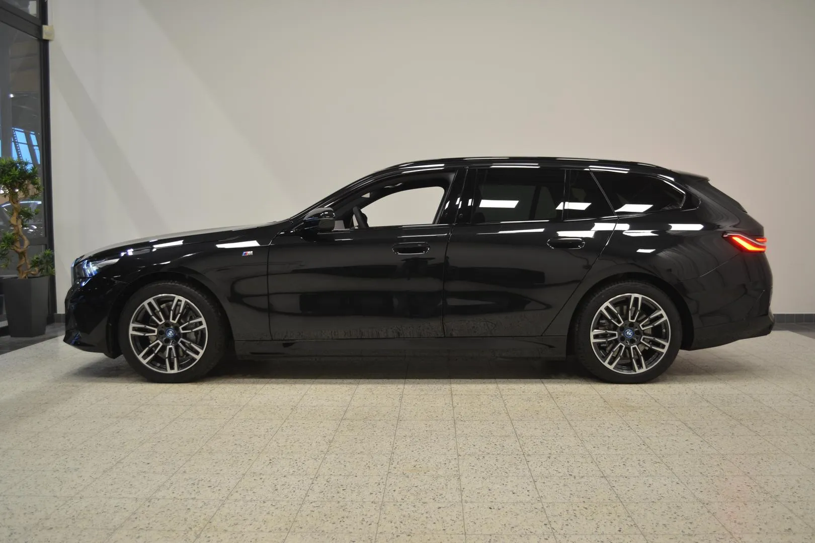 BMW i5 EVE-539 carousel image