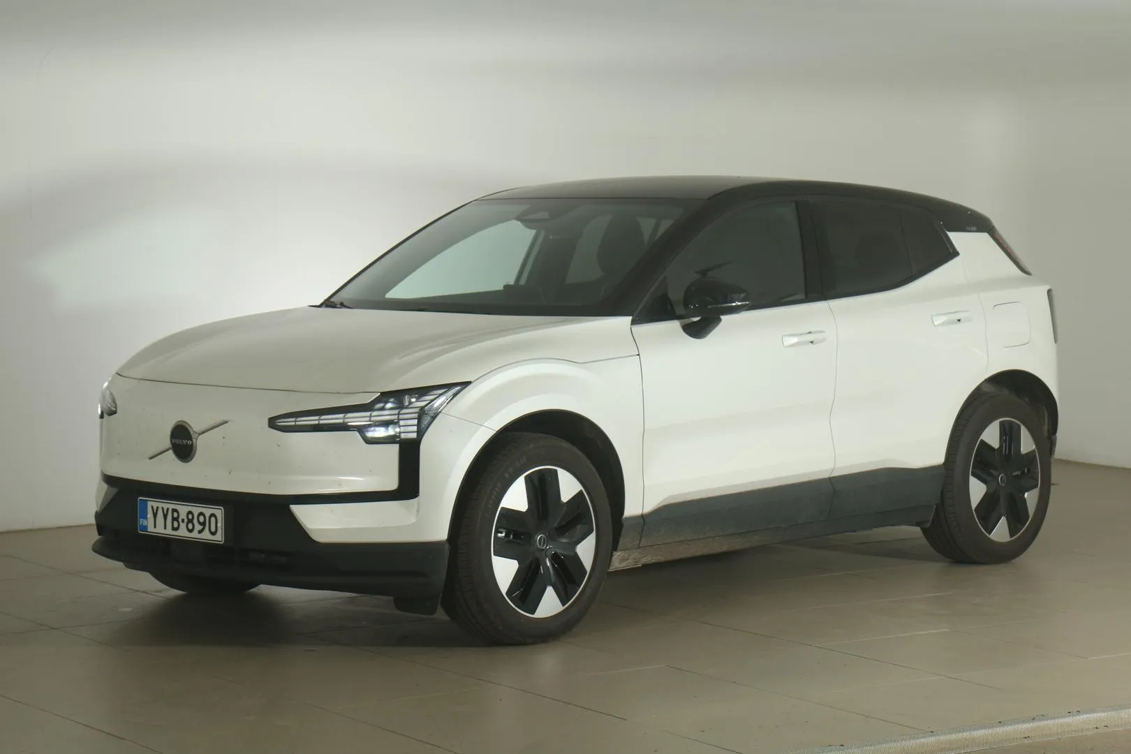 VOLVO EX30 YYB-890 carousel image
