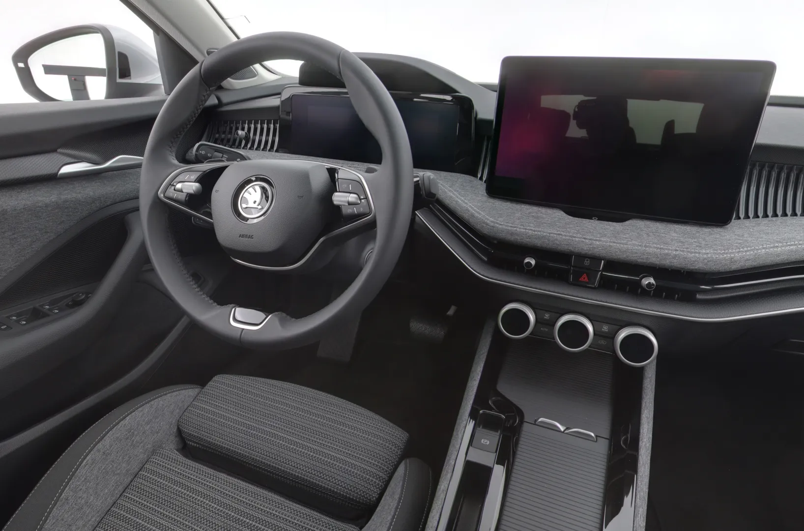 Skoda Superb IRT-902 carousel image