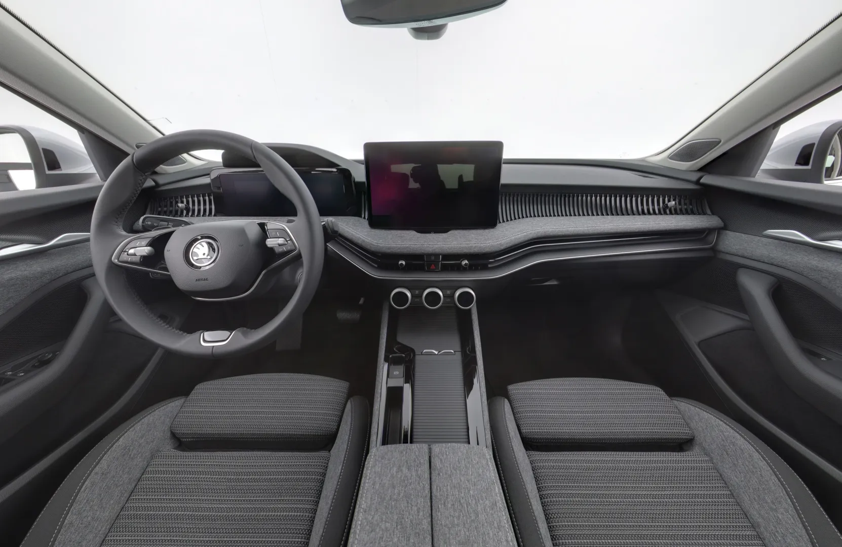 Skoda Superb IRT-902 carousel image