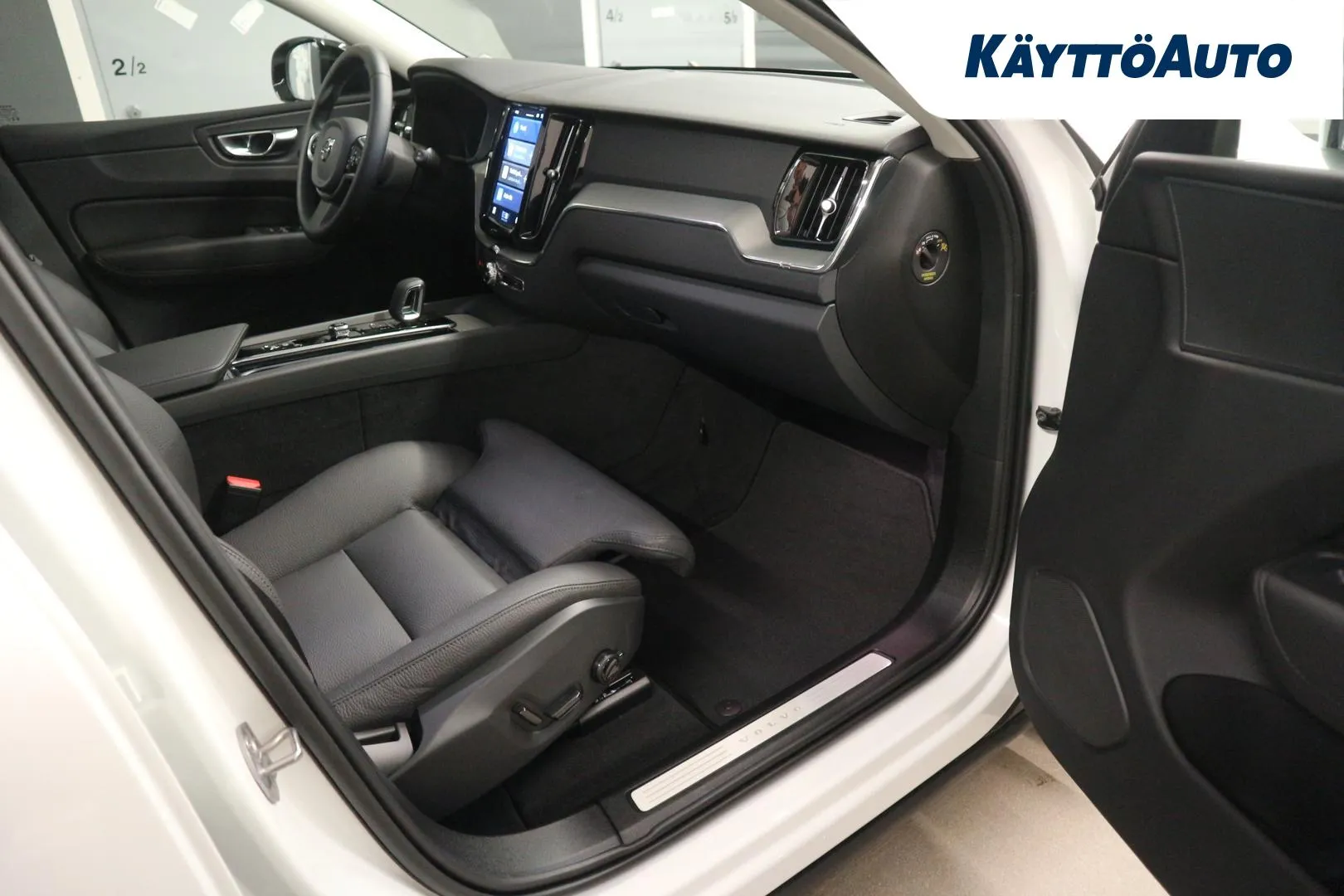 VOLVO XC60 EVH-278 carousel image