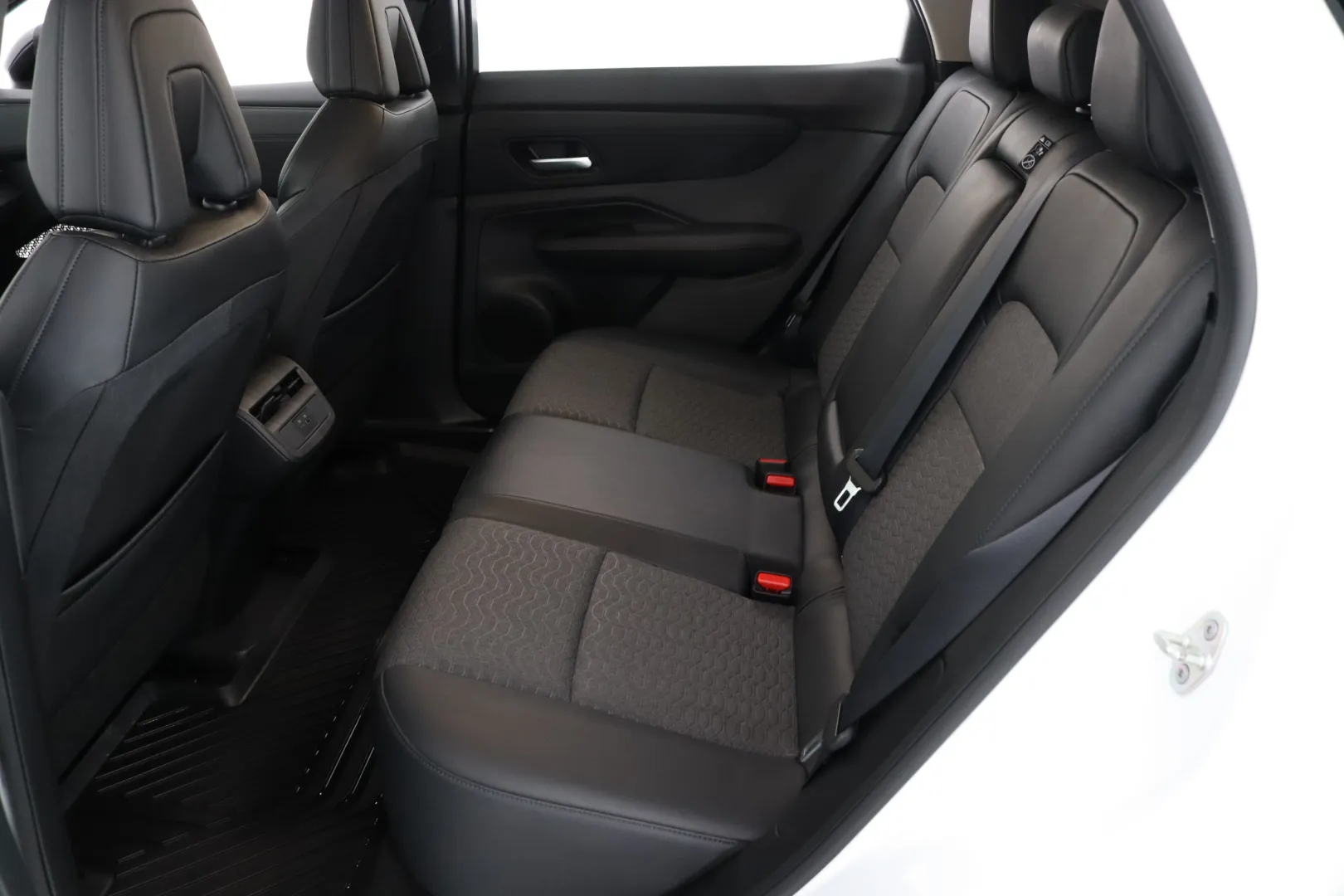 NISSAN Ariya NNB-697 carousel image