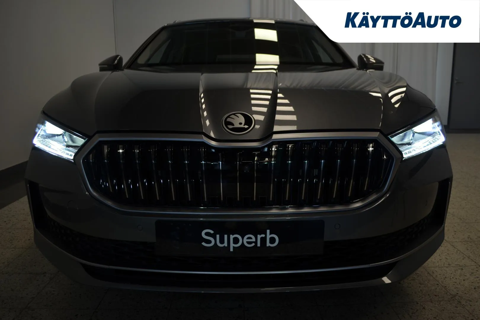 Skoda Superb YXX-243 carousel image