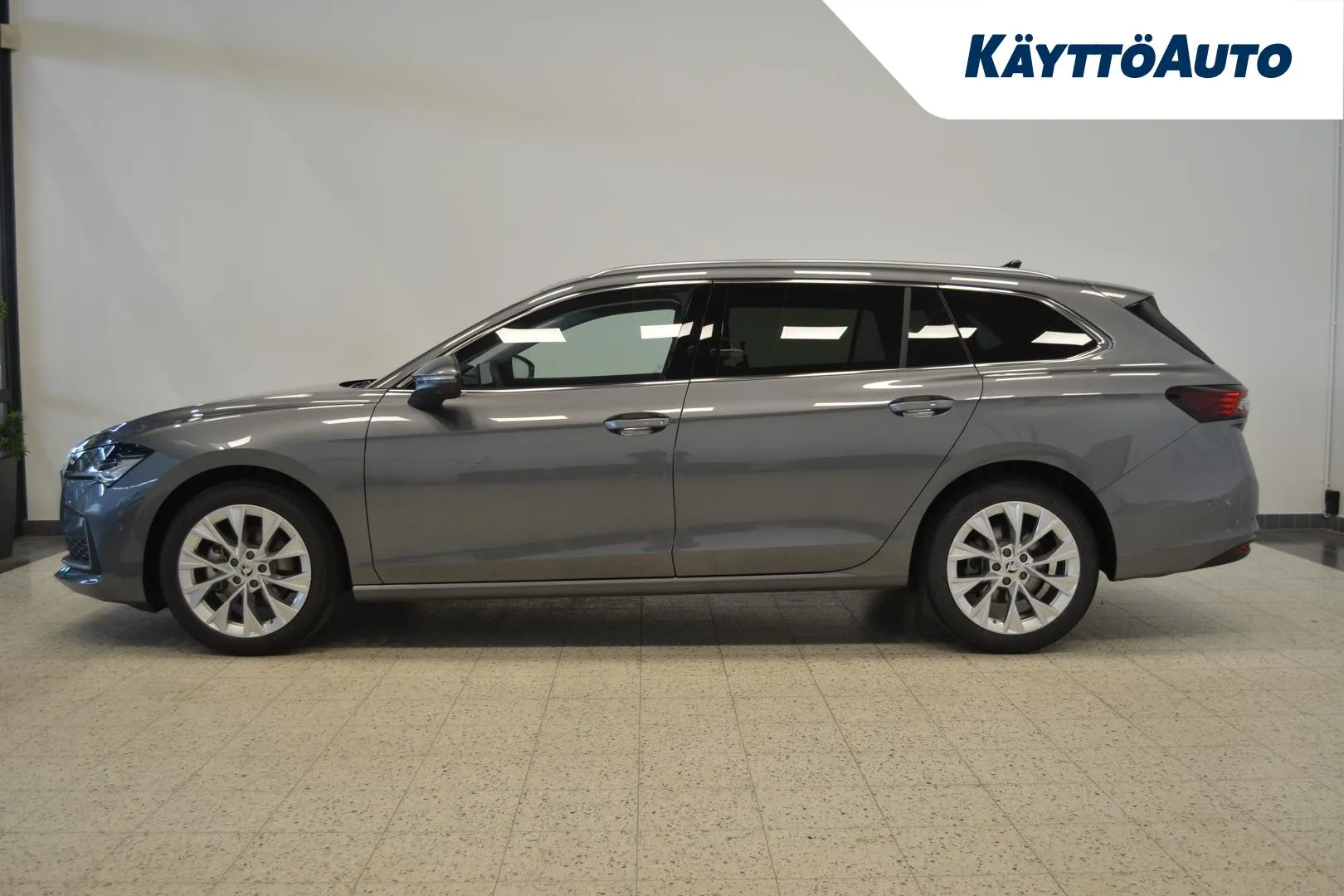 Skoda Superb YXX-243 carousel image