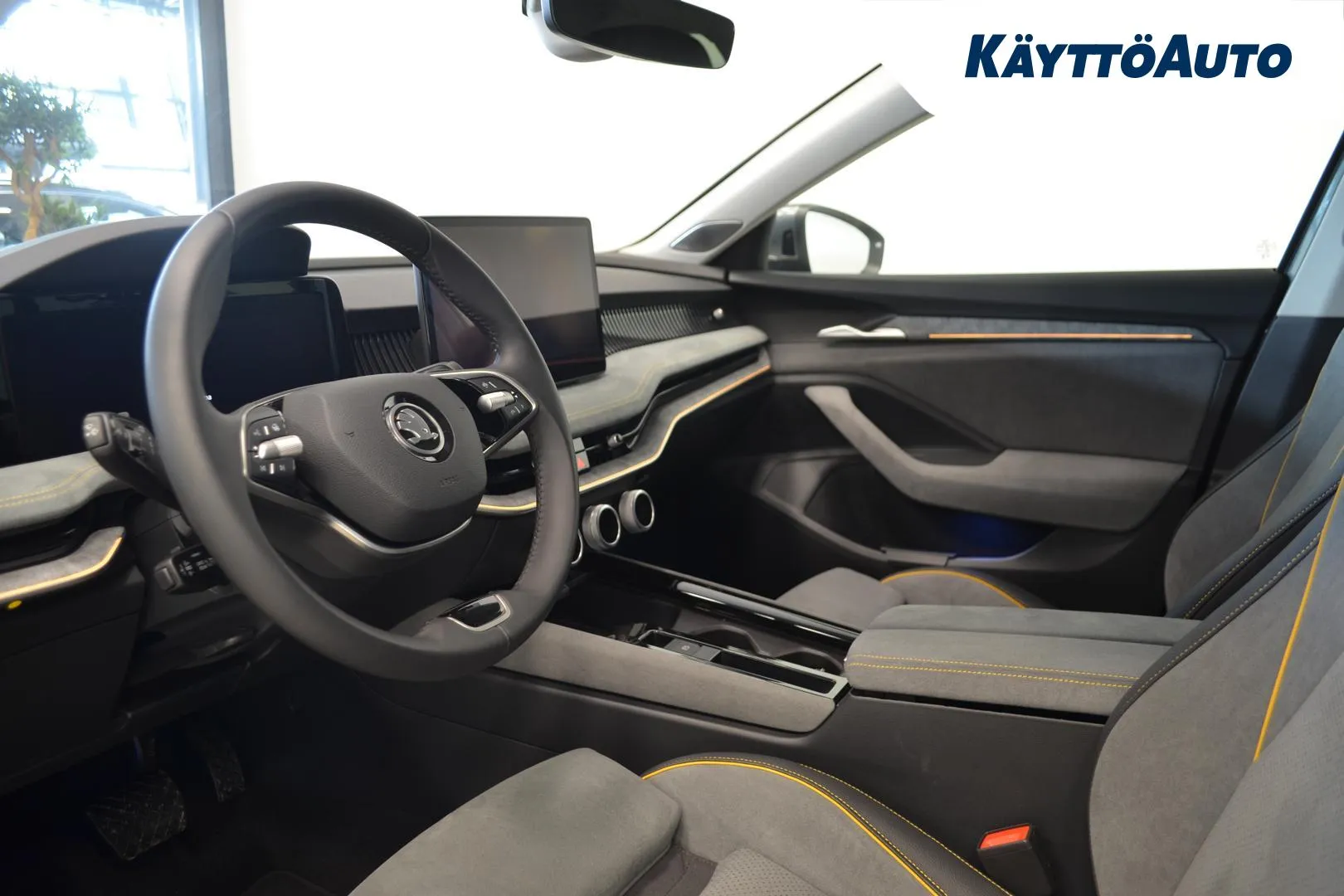 Skoda Superb YXX-243 carousel image