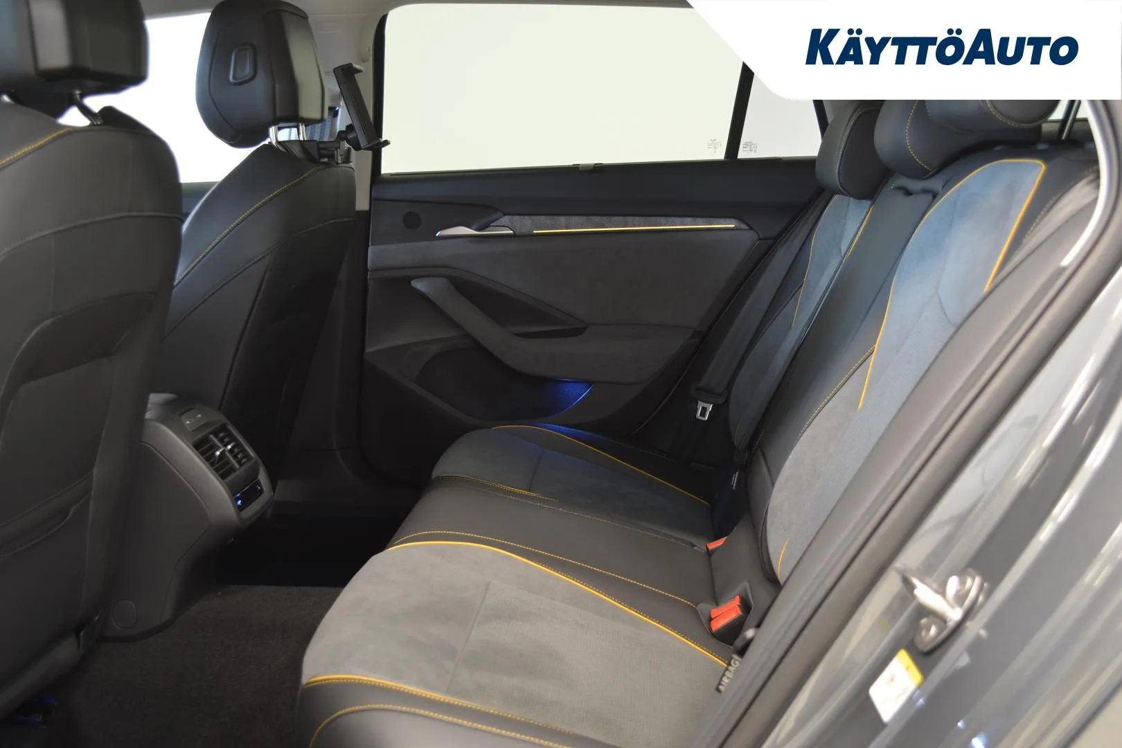 Skoda Superb YXX-243 carousel image