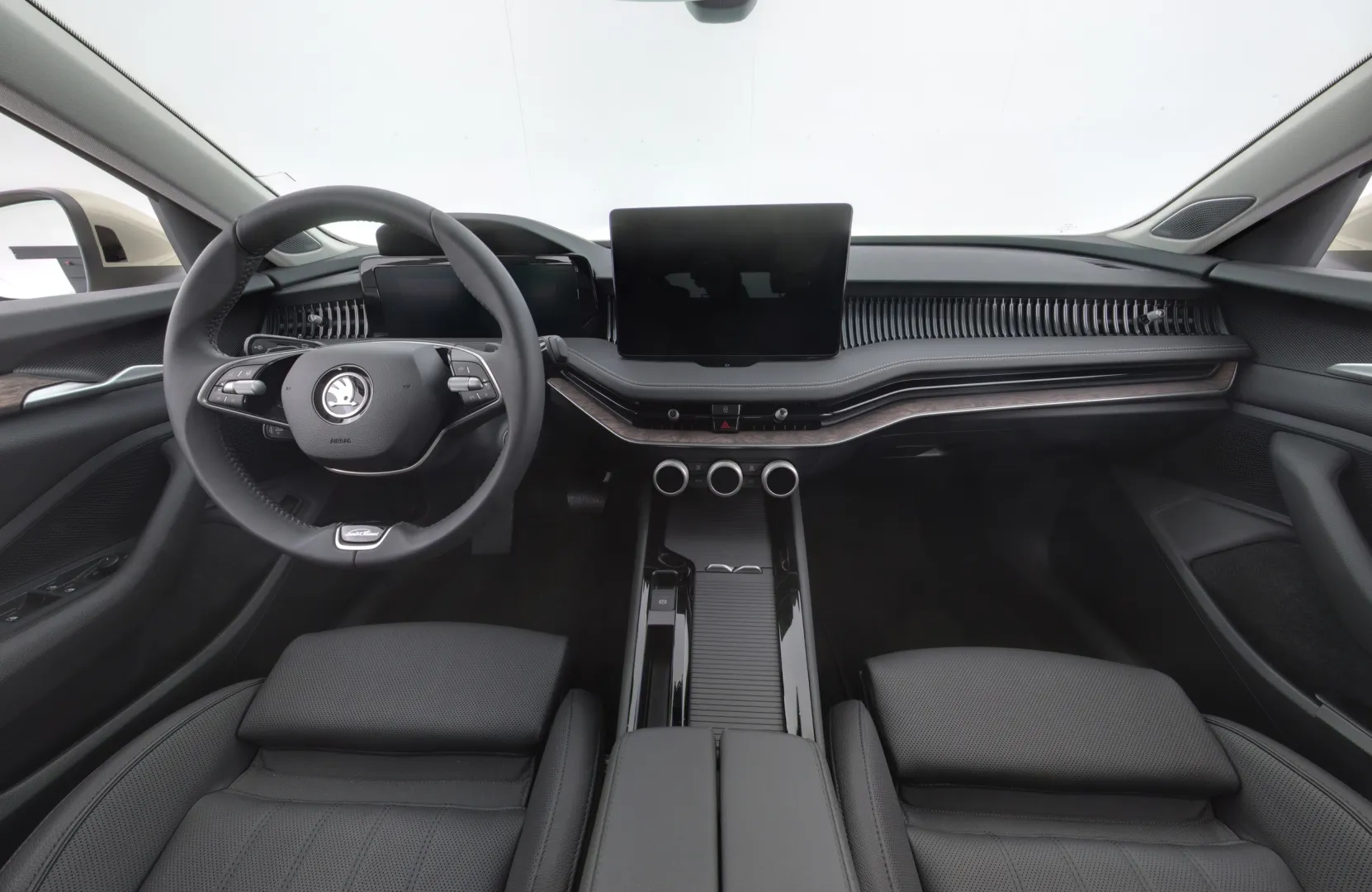 Skoda Superb YXX-249 carousel image