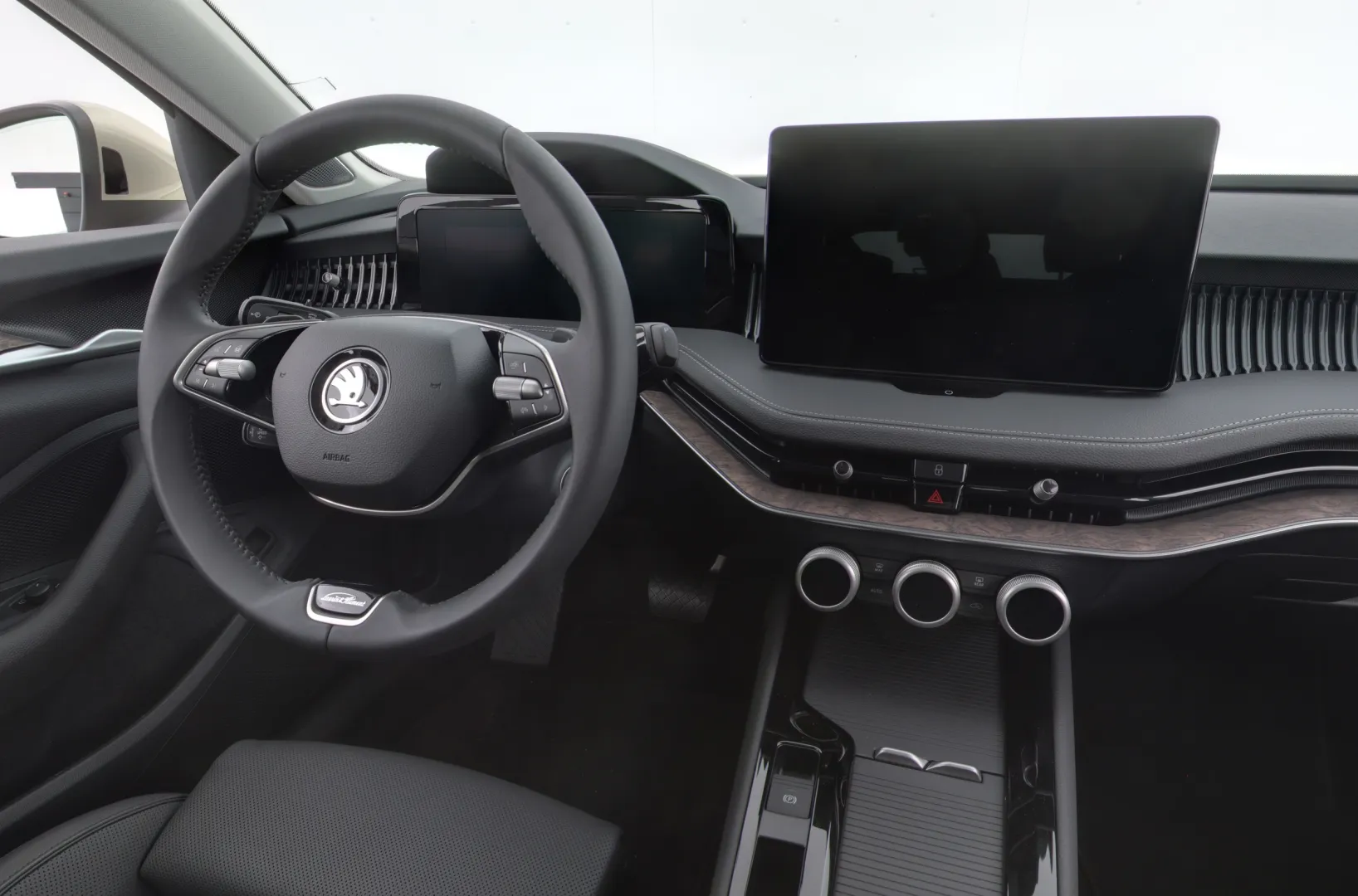 Skoda Superb YXX-249 carousel image