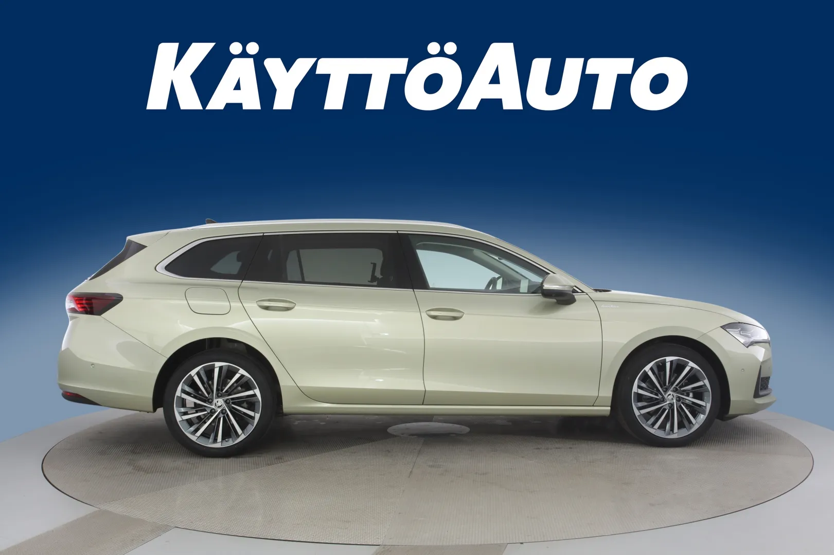 Skoda Superb YXX-249 carousel image