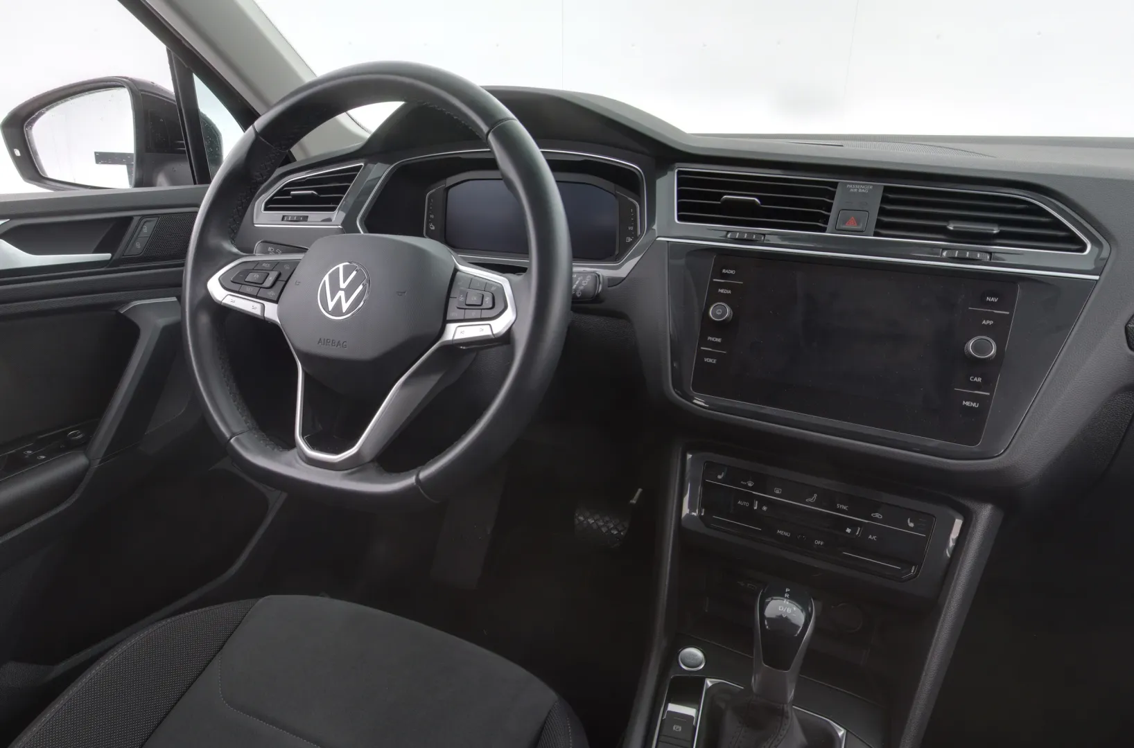 VOLKSWAGEN Tiguan ETS-957 carousel image