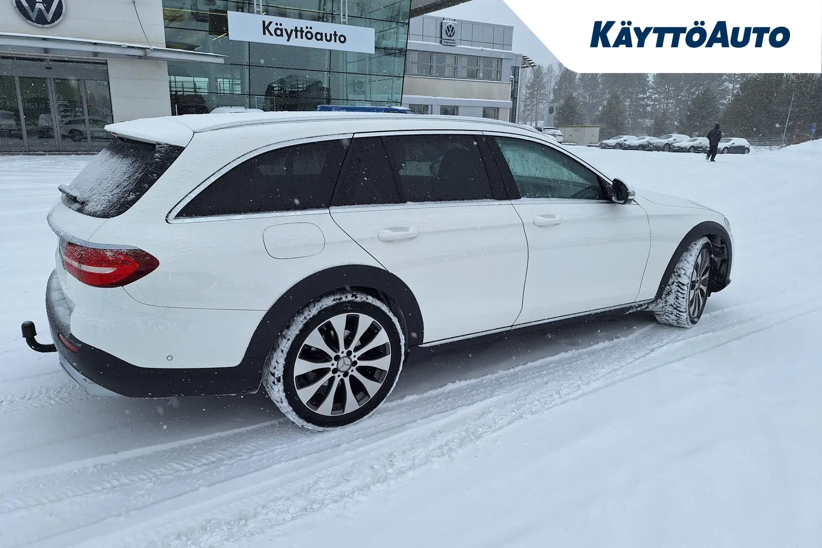 MERCEDES-BENZ E ZMM-832 carousel image