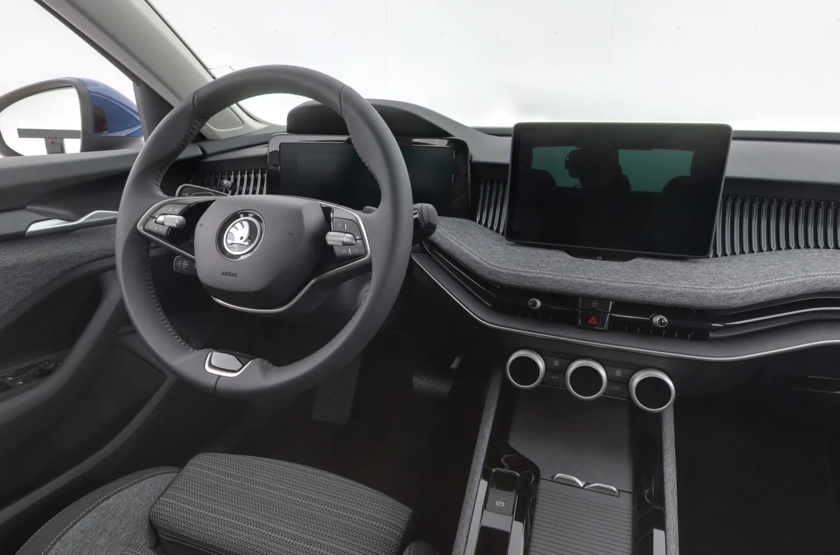 Skoda Superb KVV-233 carousel image