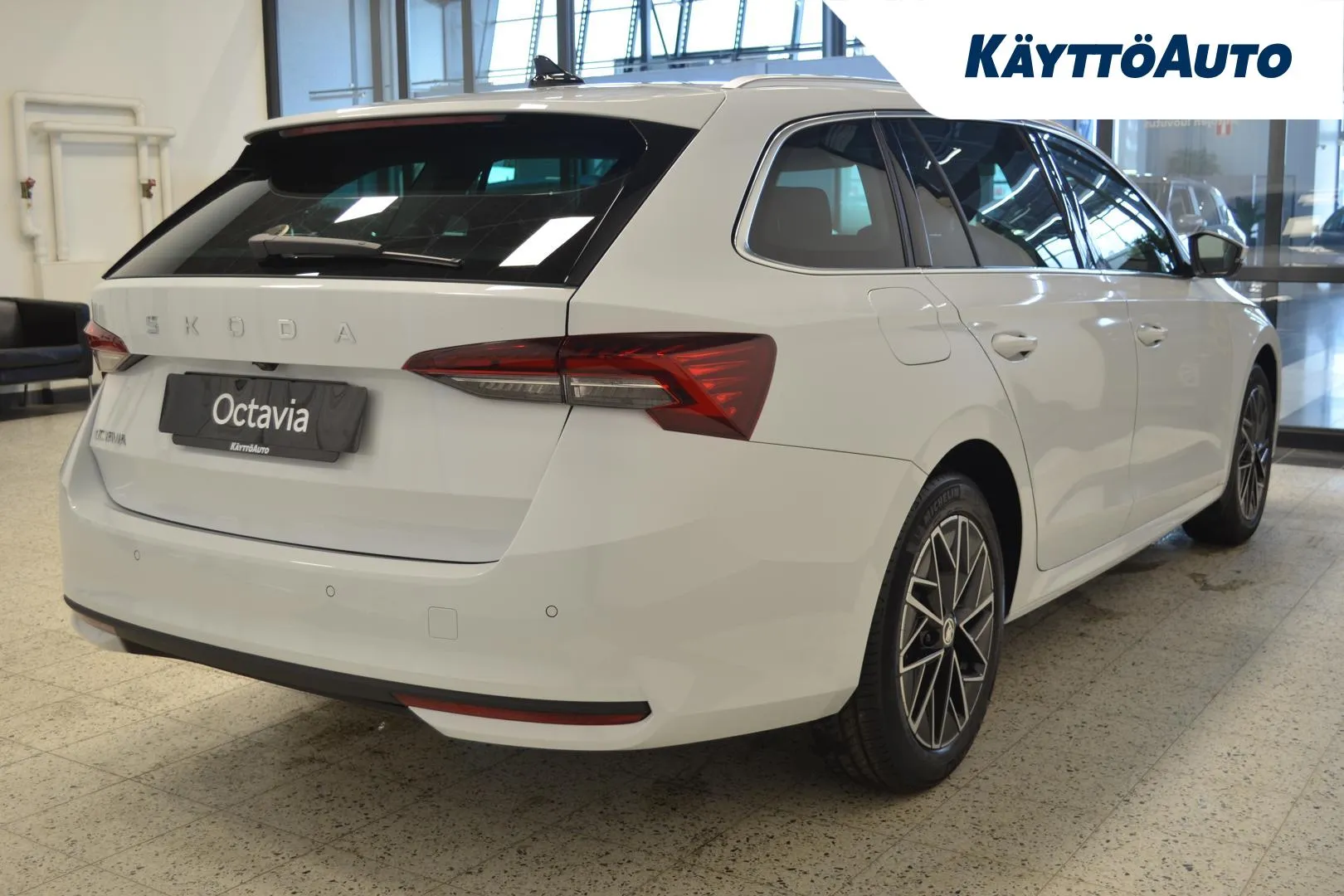 Skoda Octavia JNP-135 carousel image