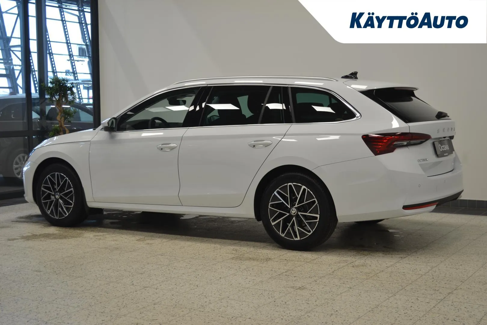 Skoda Octavia JNP-135 carousel image