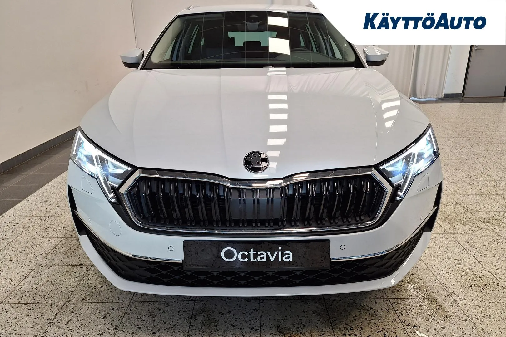 Skoda Octavia JNP-135 carousel image