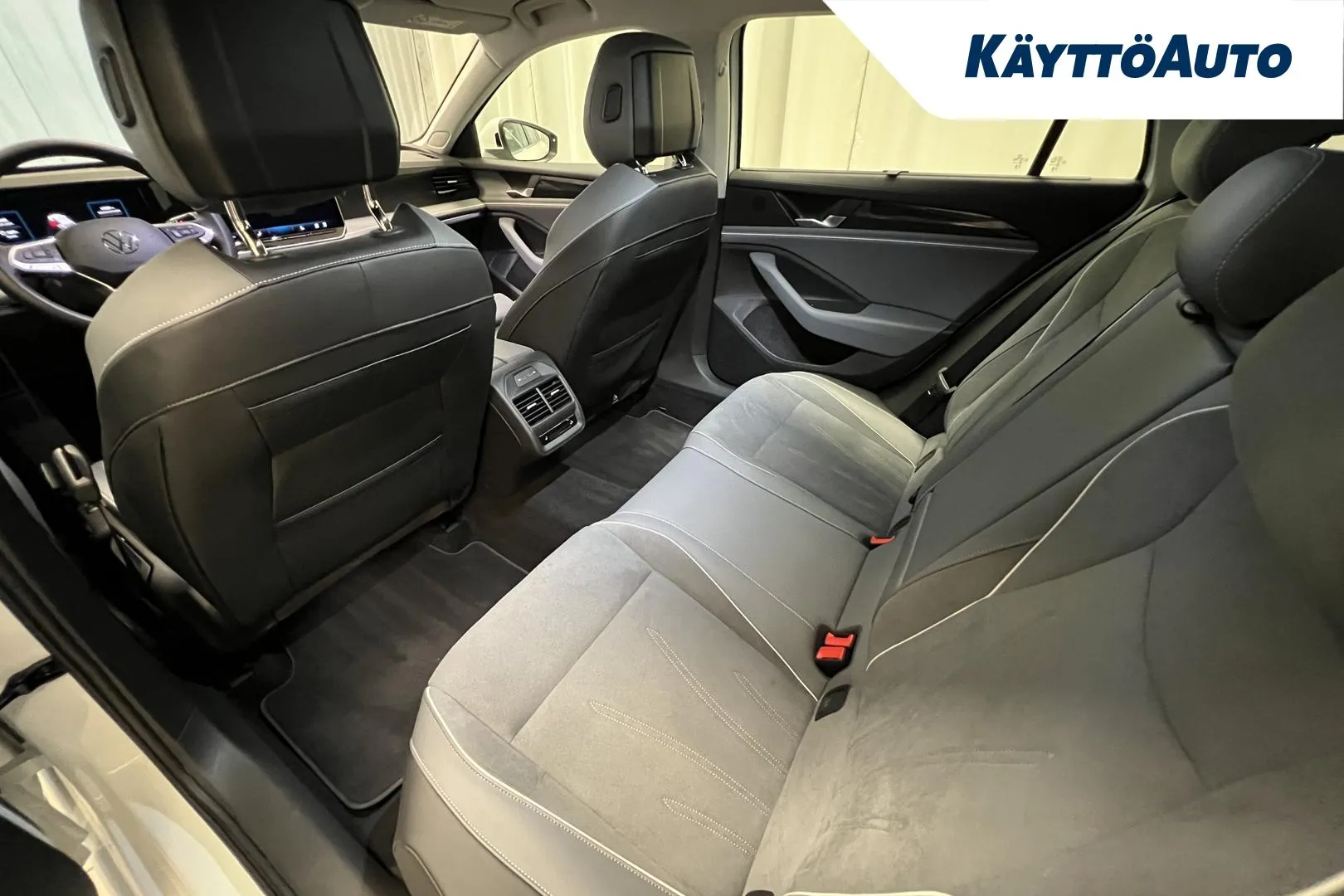 Volkswagen Passat NNN-104 carousel image