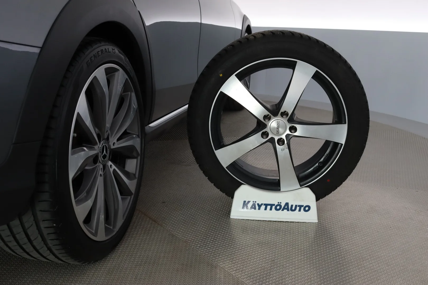 MERCEDES-BENZ E IZE-329 carousel image