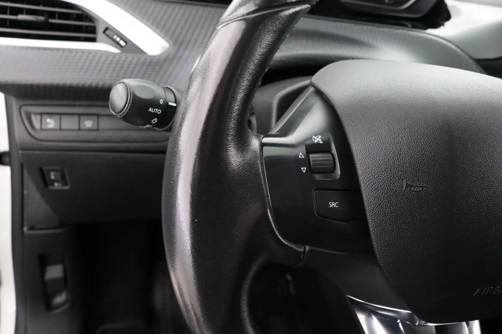 Peugeot 2008 NLI-916 carousel image