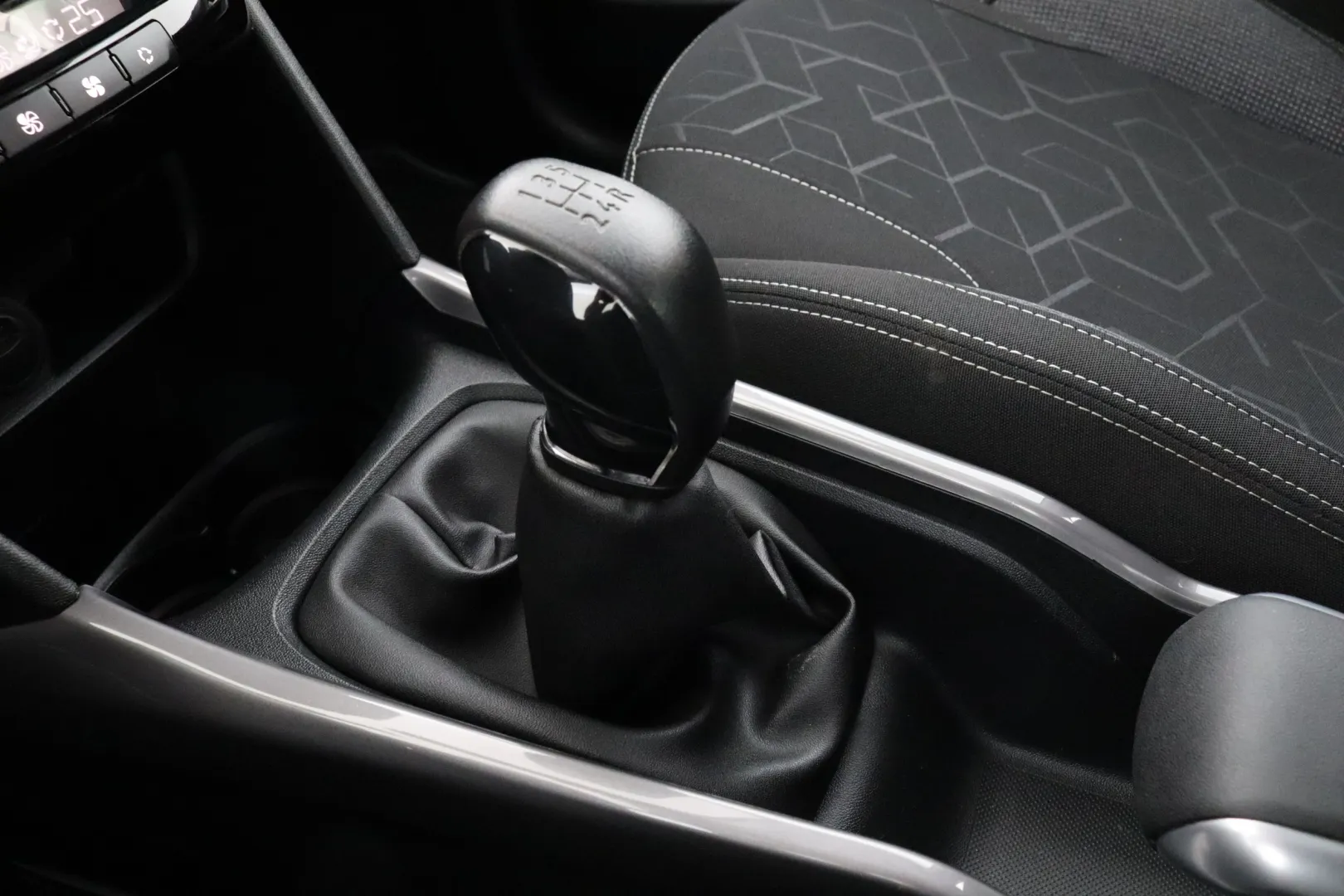 Peugeot 2008 NLI-916 carousel image