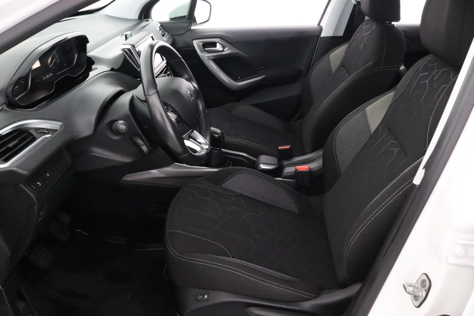 Peugeot 2008 NLI-916 carousel image