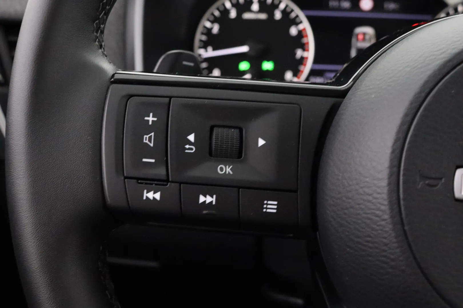 NISSAN Qashqai SRL-942 carousel image