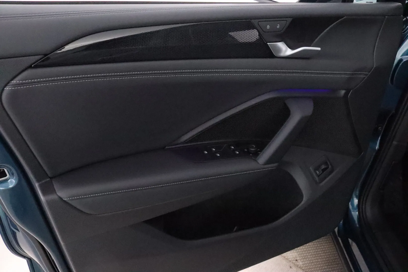 VOLKSWAGEN Tiguan ZPE-235 carousel image