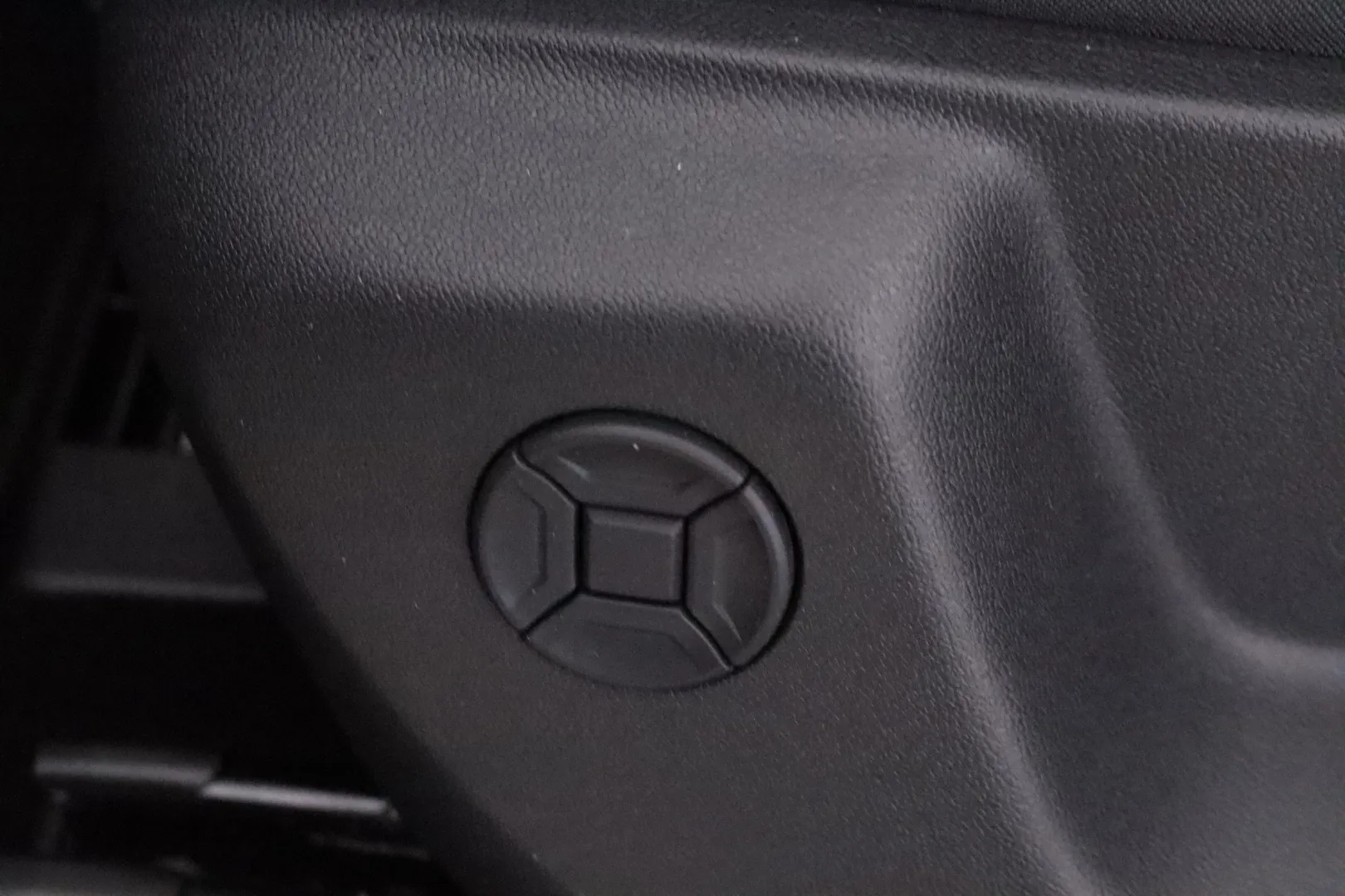 VOLKSWAGEN Tiguan ZPE-235 carousel image