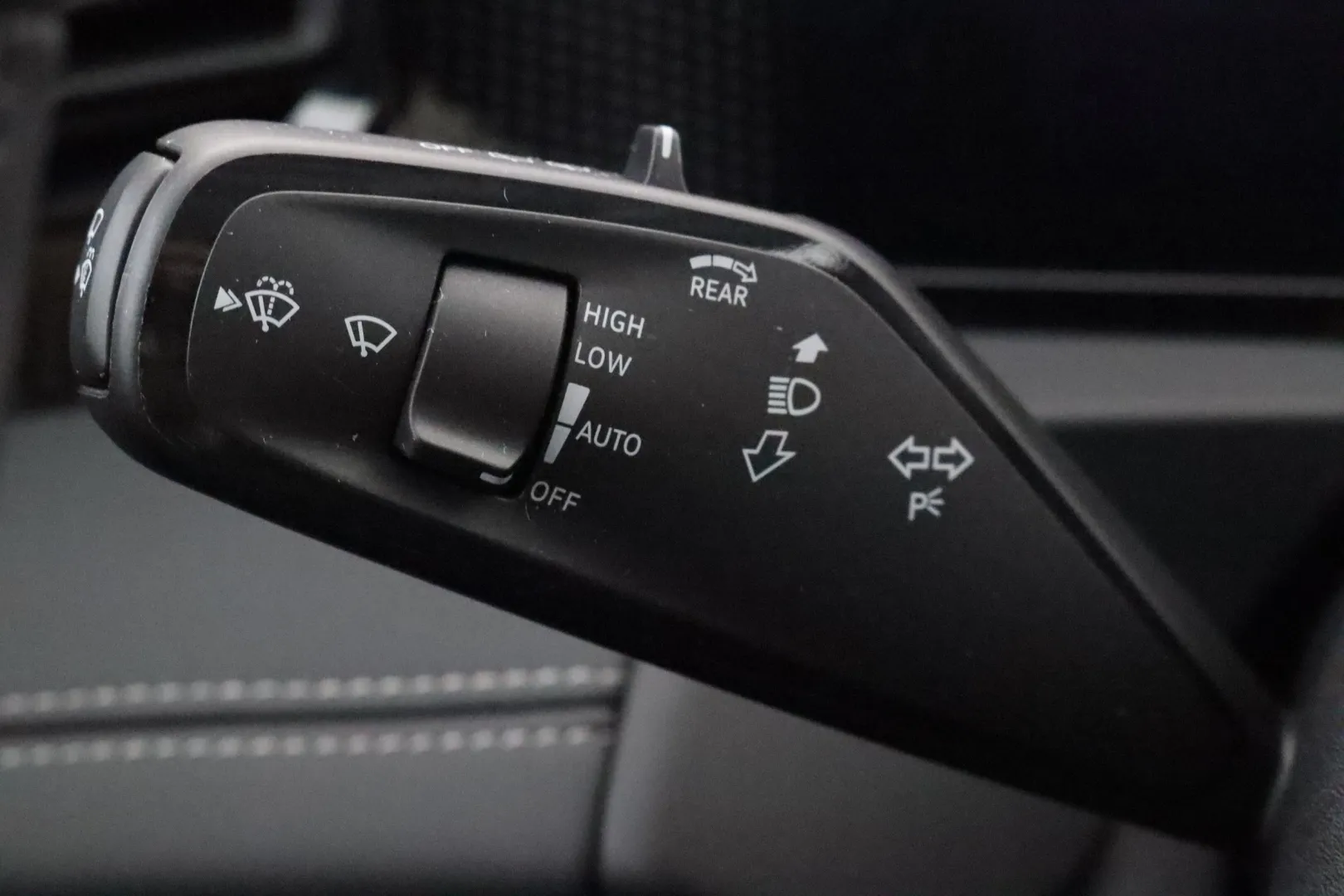 VOLKSWAGEN Tiguan ZPE-235 carousel image