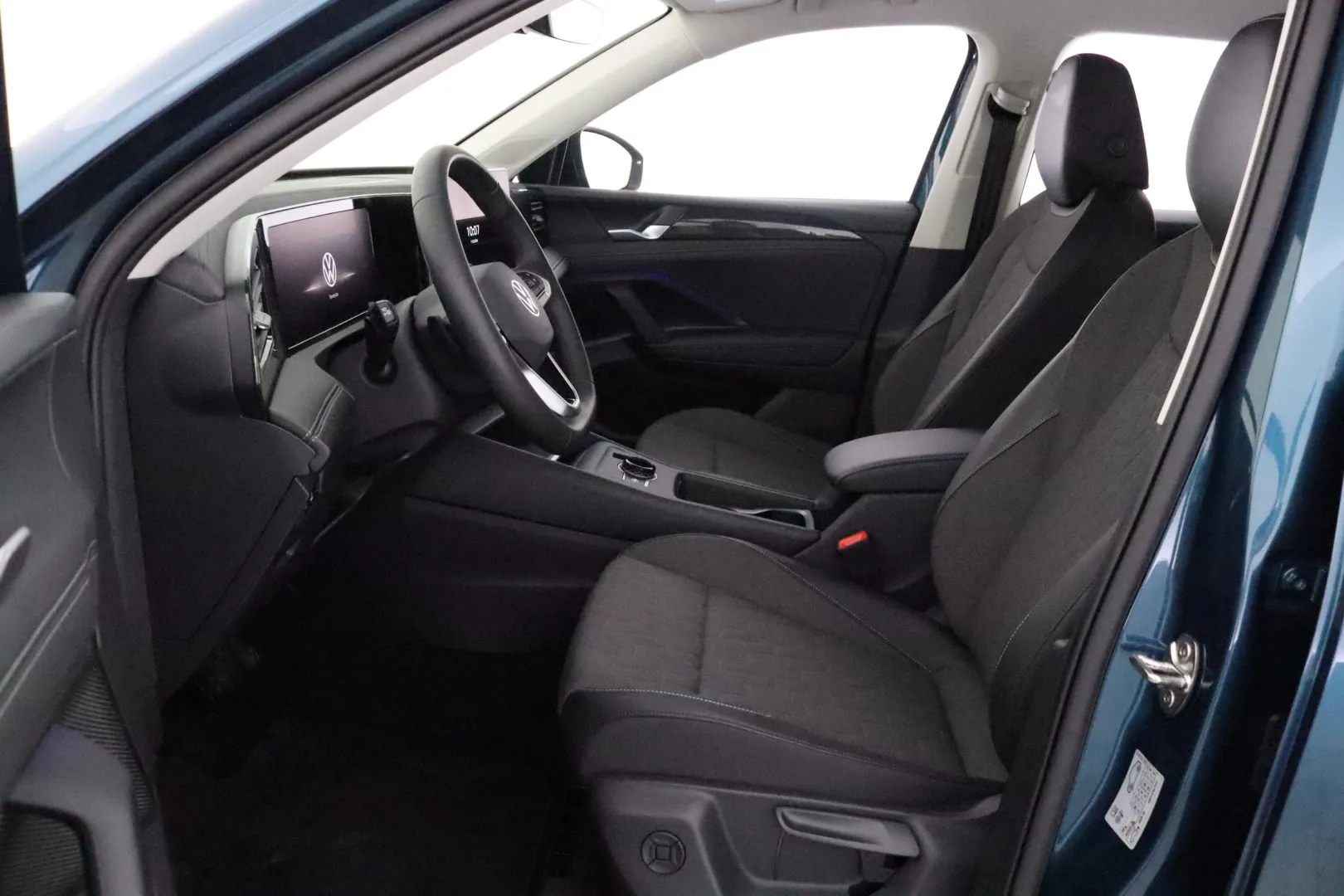 VOLKSWAGEN Tiguan ZPE-235 carousel image