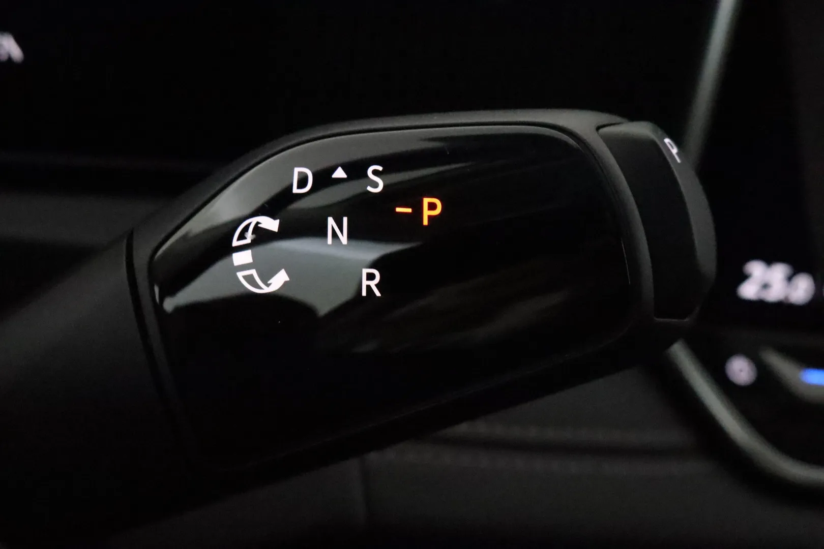 VOLKSWAGEN Tiguan ZPE-235 carousel image