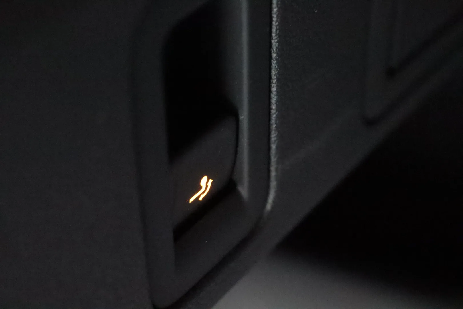 VOLKSWAGEN Tiguan ZPE-235 carousel image