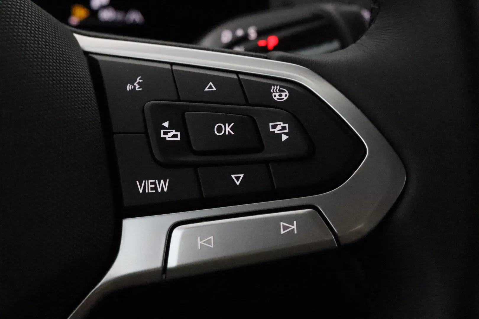 VOLKSWAGEN Tiguan ZPE-235 carousel image