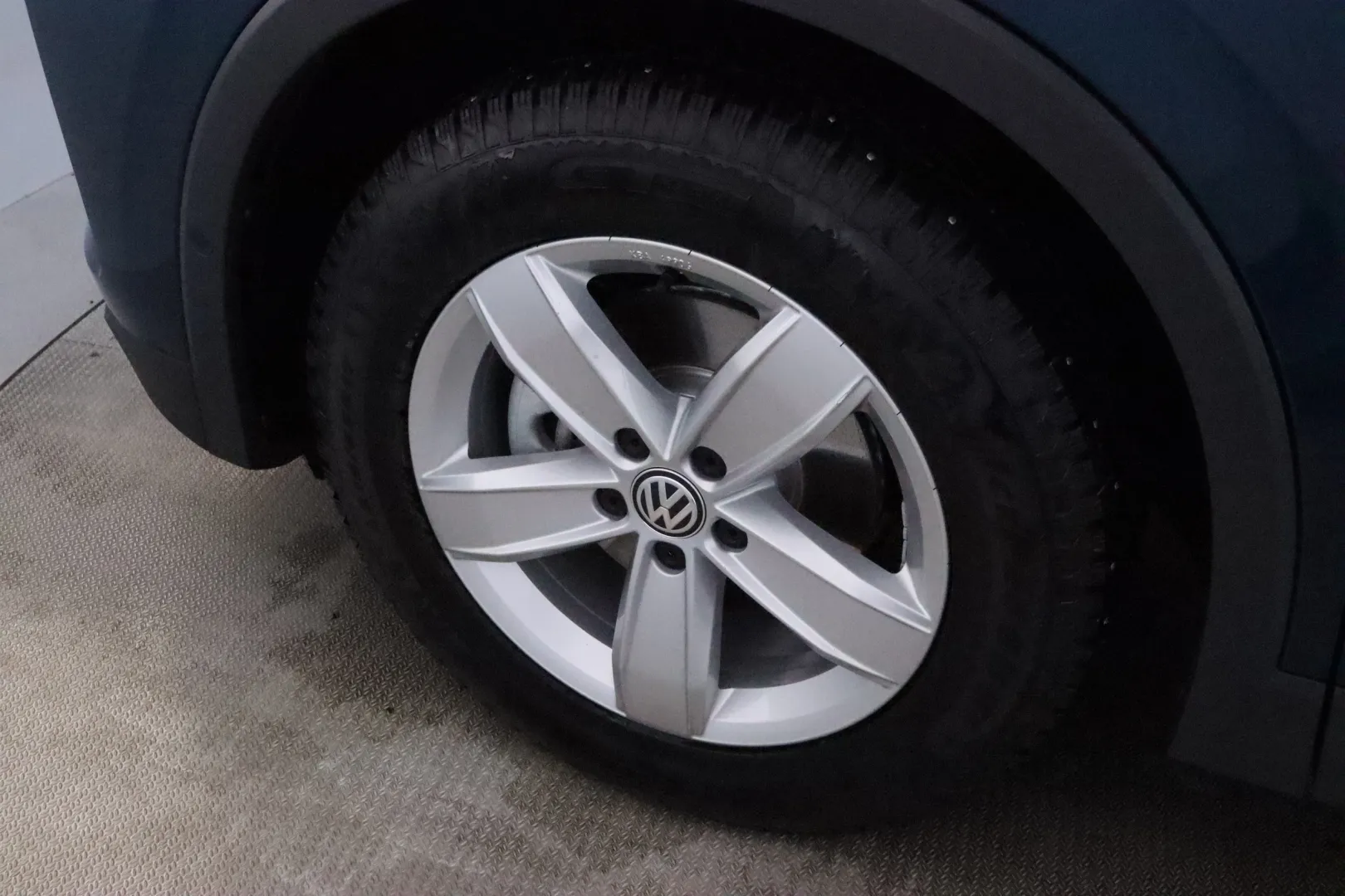 VOLKSWAGEN Tiguan ZPE-235 carousel image