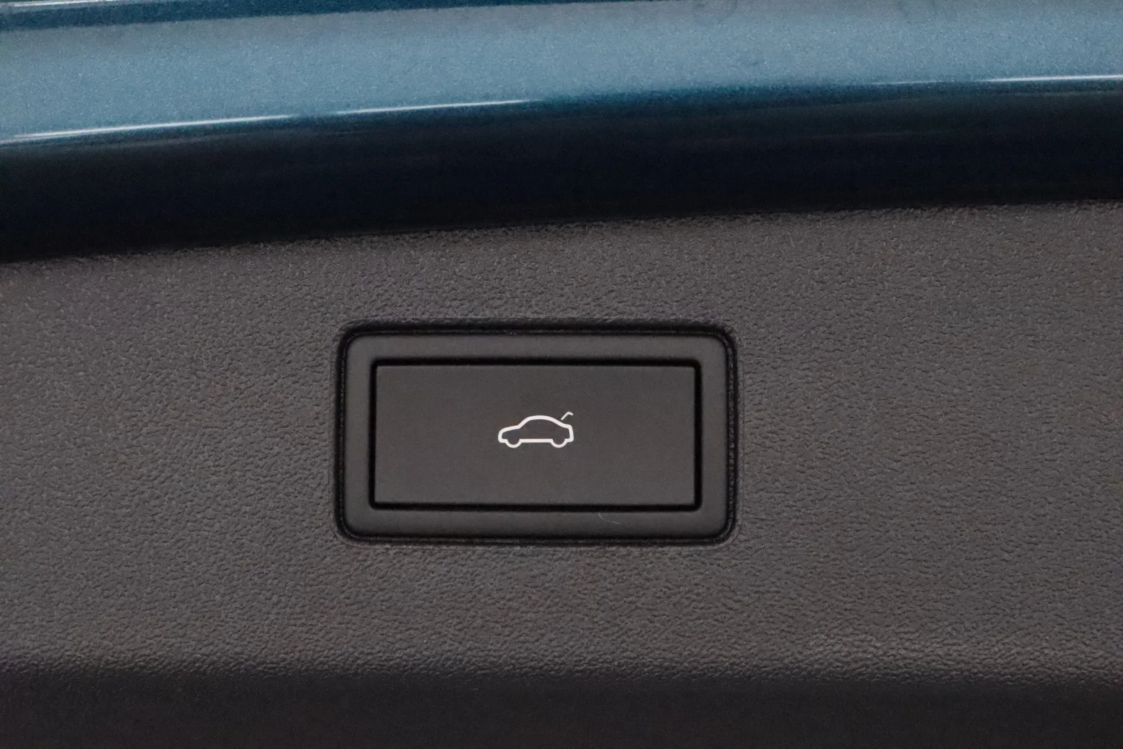 VOLKSWAGEN Tiguan ZPE-235 carousel image