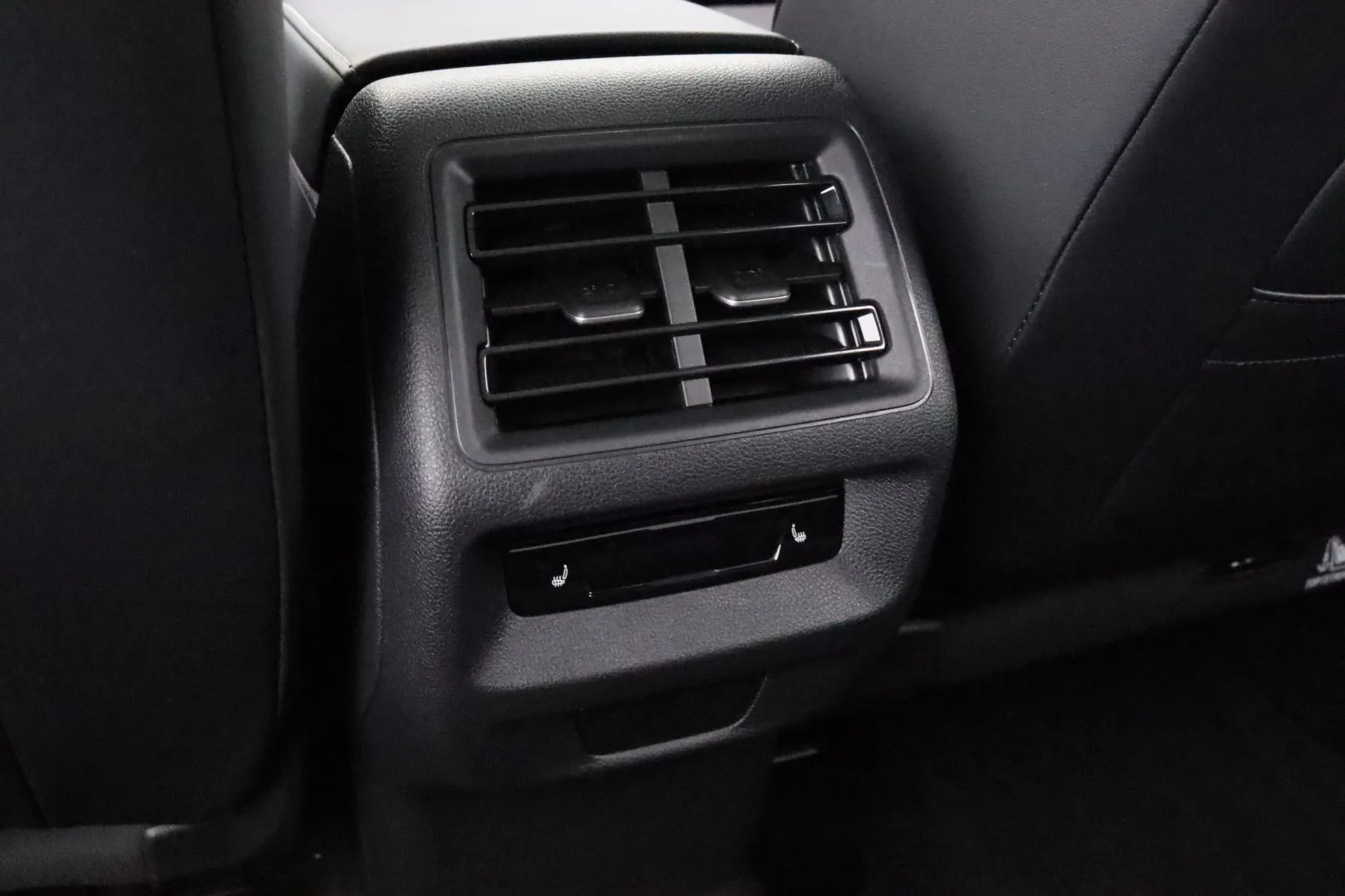 VOLKSWAGEN Tiguan ZPE-235 carousel image