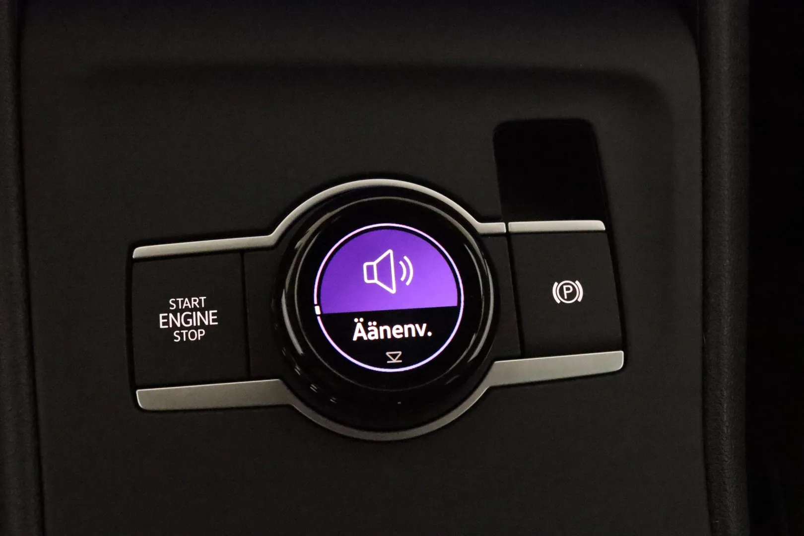 VOLKSWAGEN Tiguan ZPE-235 carousel image