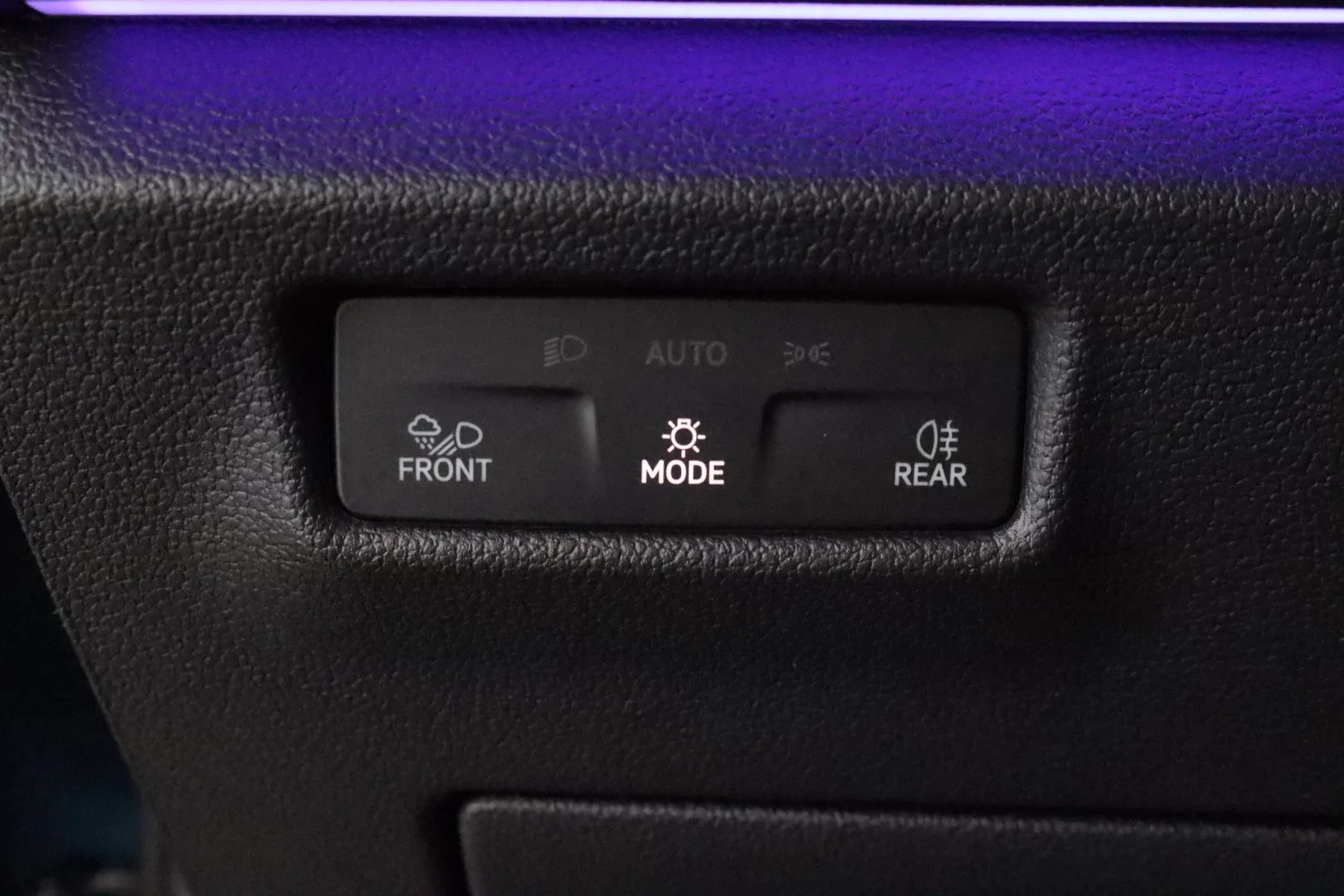 VOLKSWAGEN Tiguan ZPE-235 carousel image