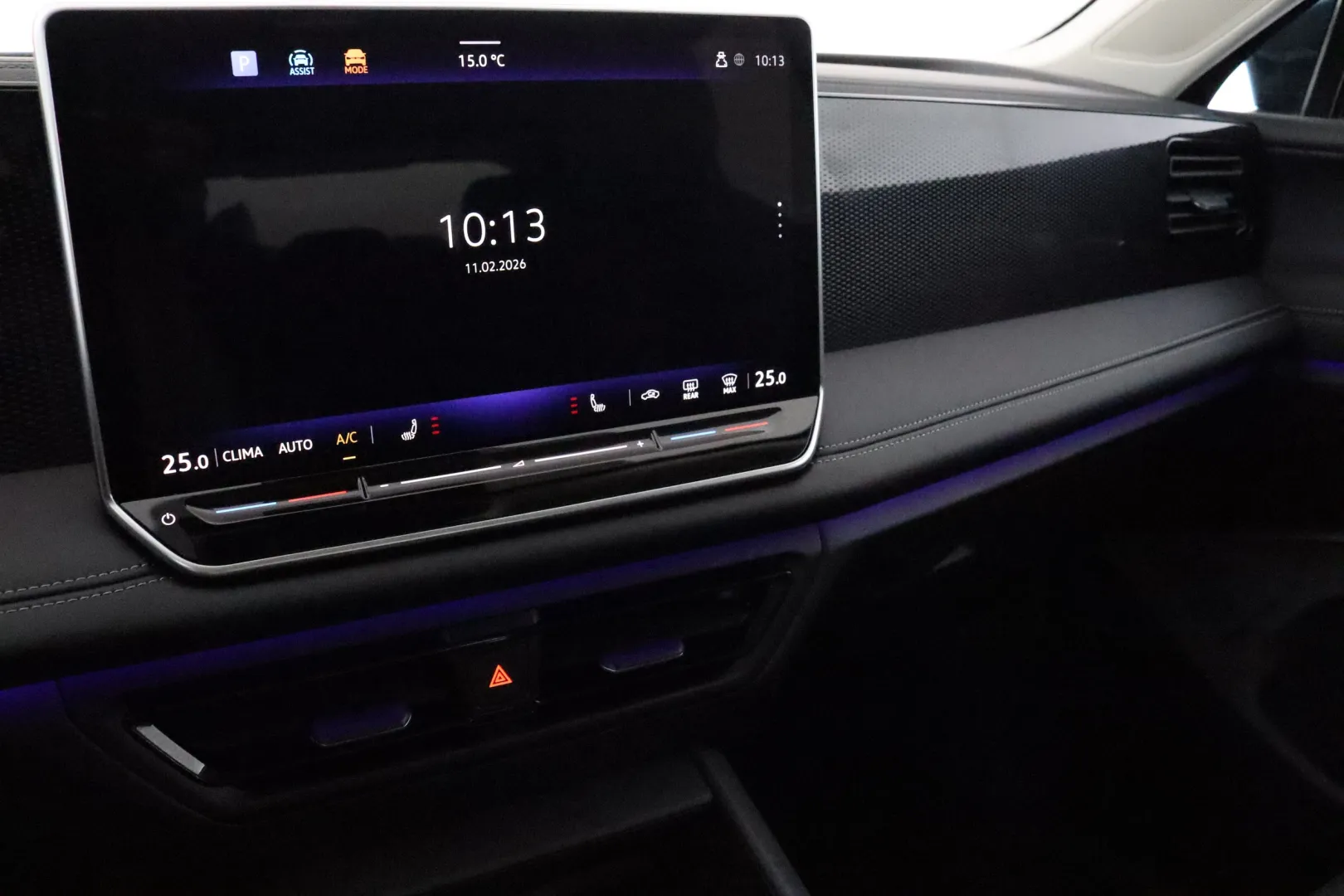 VOLKSWAGEN Tiguan ZPE-235 carousel image